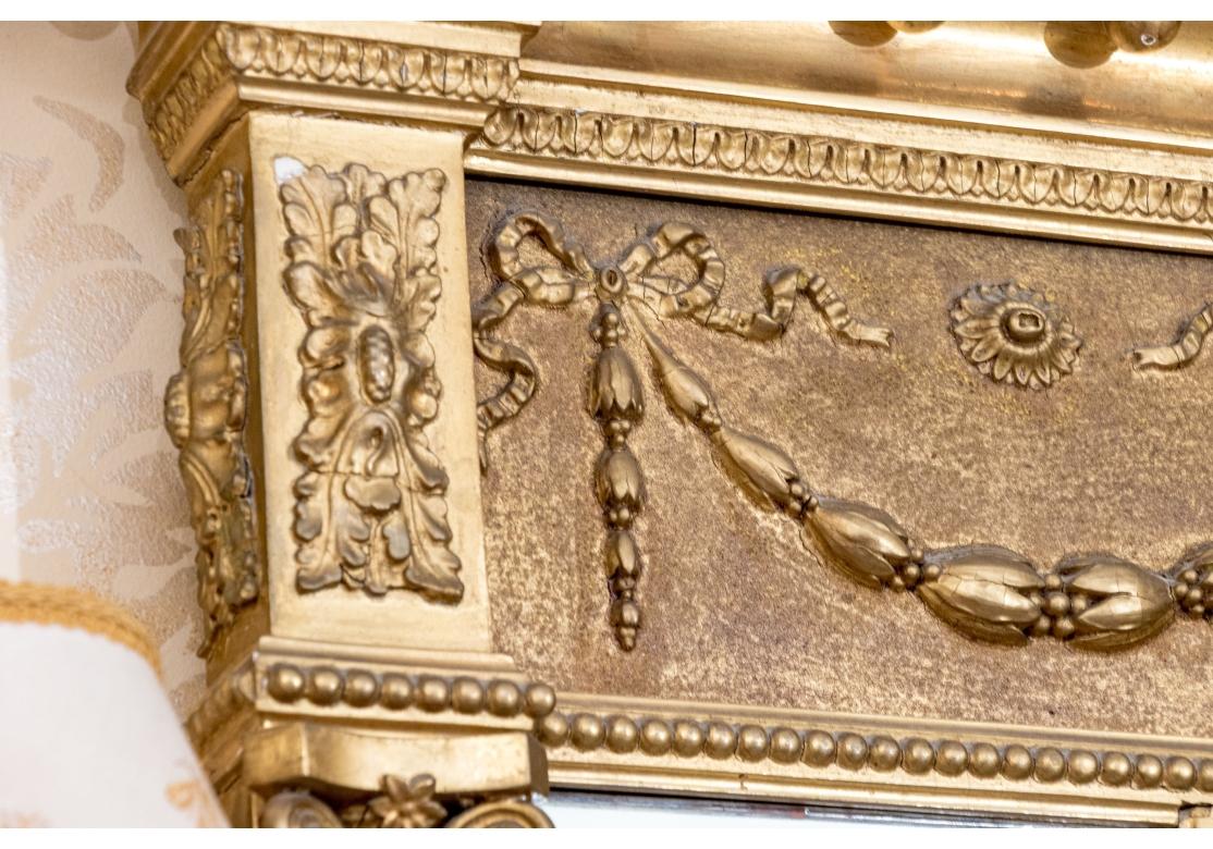 Miroir Antique Mirror de manteau à trois panneaux avec cadre doré en vente