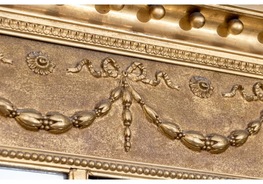 Antique Mirror de manteau à trois panneaux avec cadre doré en vente 3