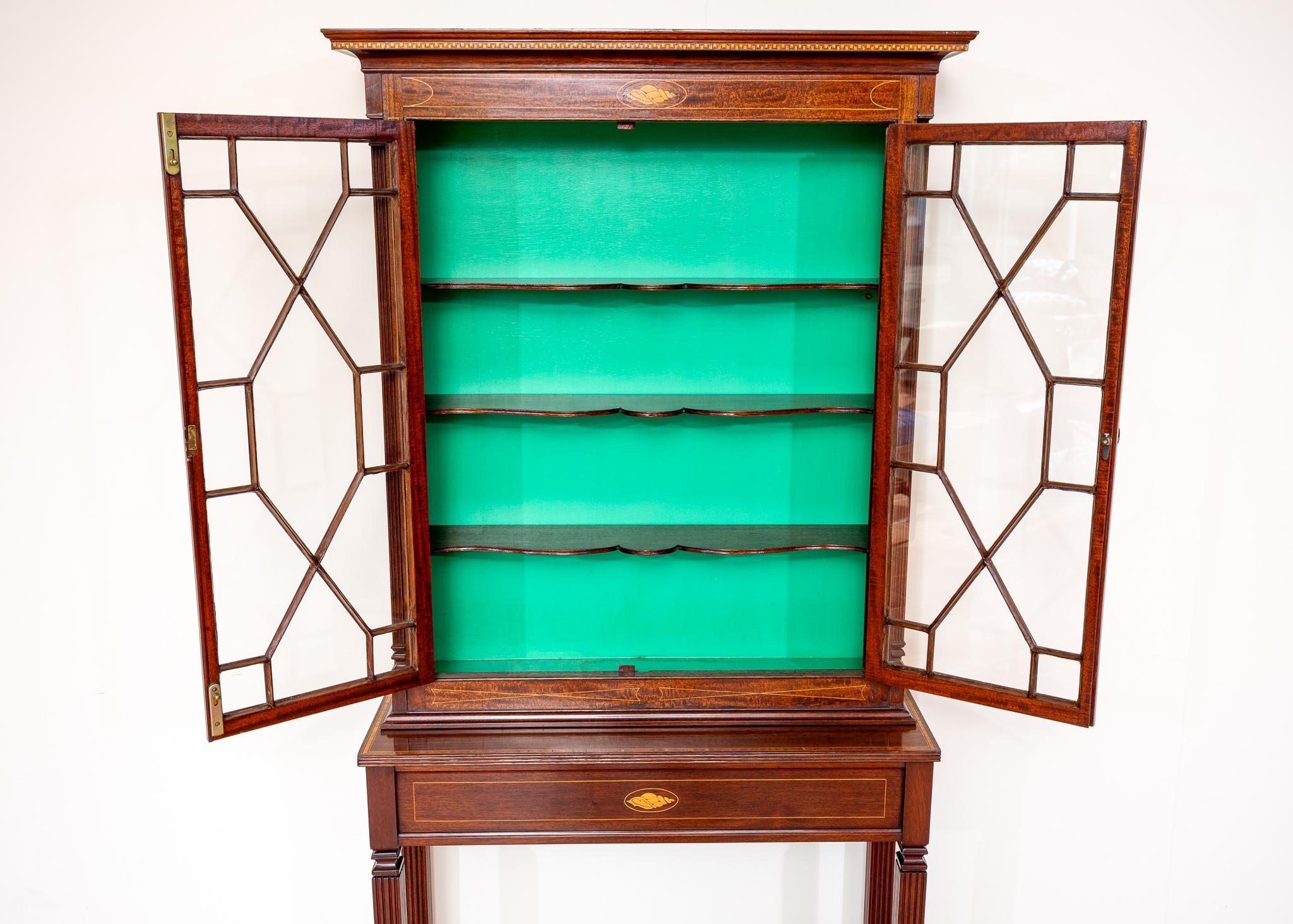 Feine antike verglaste Kabinett und Konsole Tisch Intarsien Mahagoni Astragal Edwardian im Angebot 2