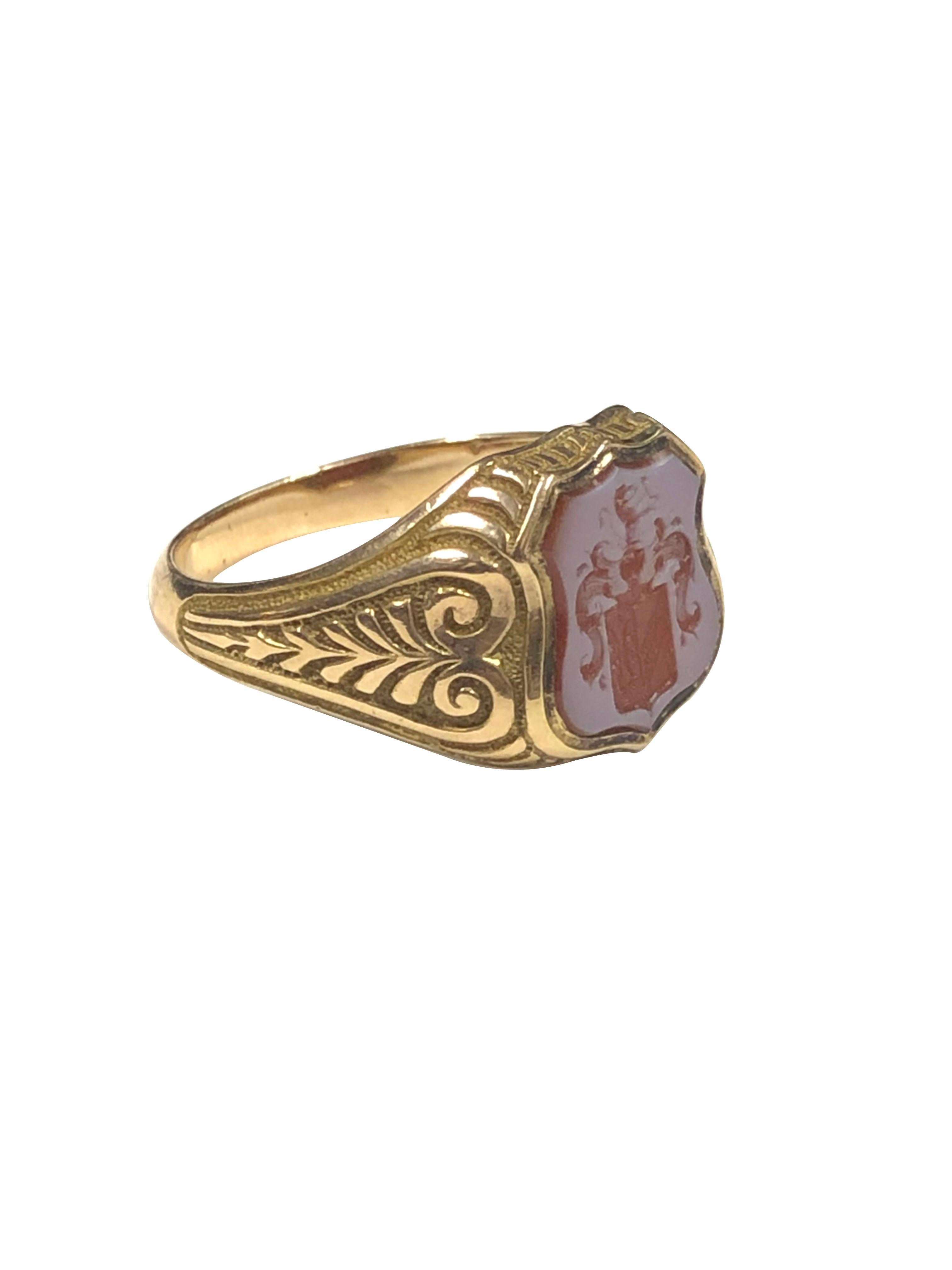 Cabochon Fine Antique Gold and Shield Shape Agate Signet Crest Ring 