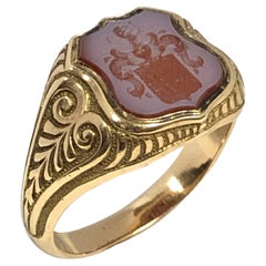 Fine Antique Gold and Shield Shape Agate Signet Crest Ring 