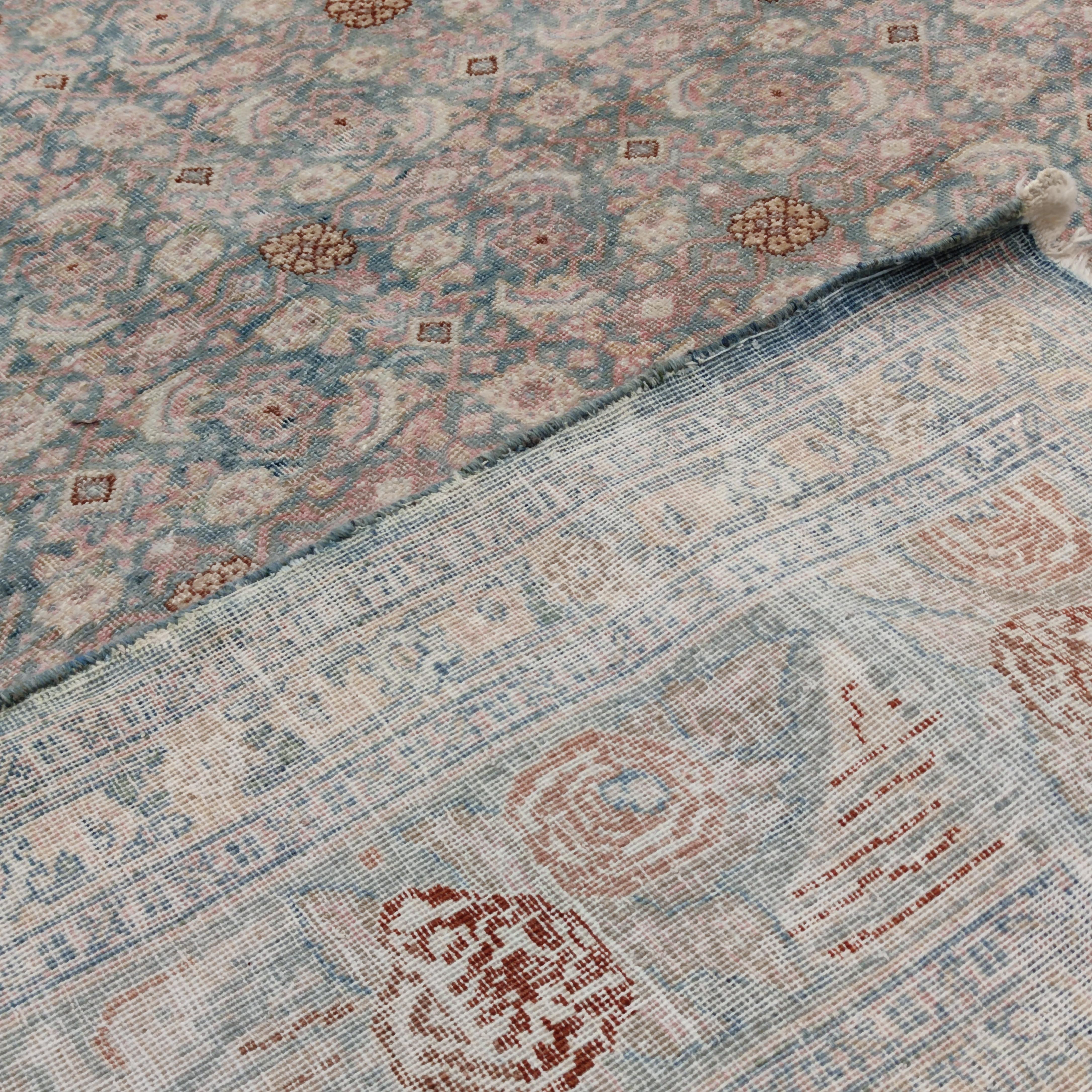 Fine Antique Halvei Bidjar Rug with Pastel Colours In Good Condition For Sale In Milan, IT