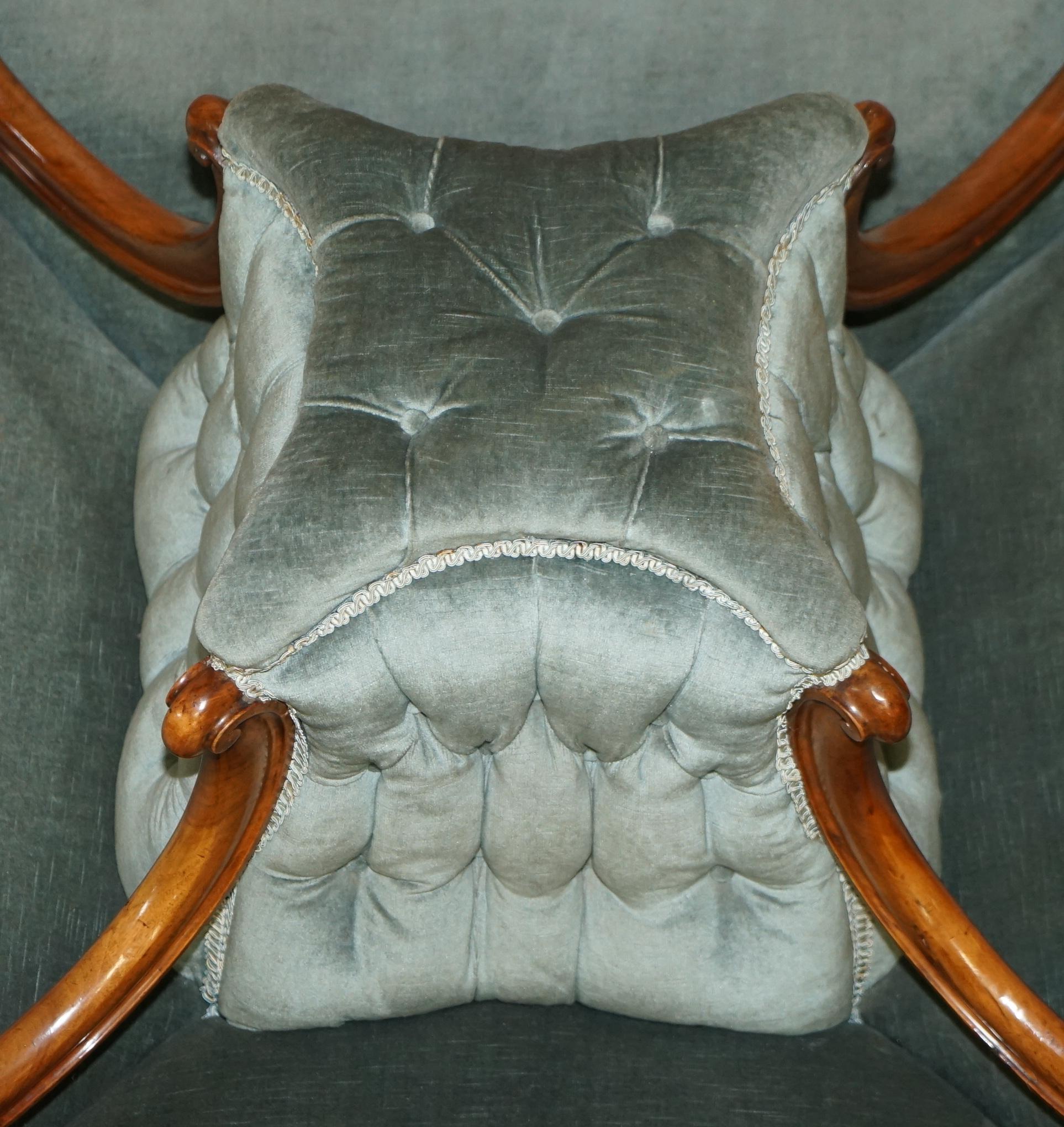 Late 19th Century Fine Antique Hand Carved Walnut Framed circa 1870 Conversation Lobby Sofa