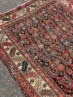 Magnifique tapis tribal du Caucase ancien, noué à la main  Avec un motif géométrique à poils courts