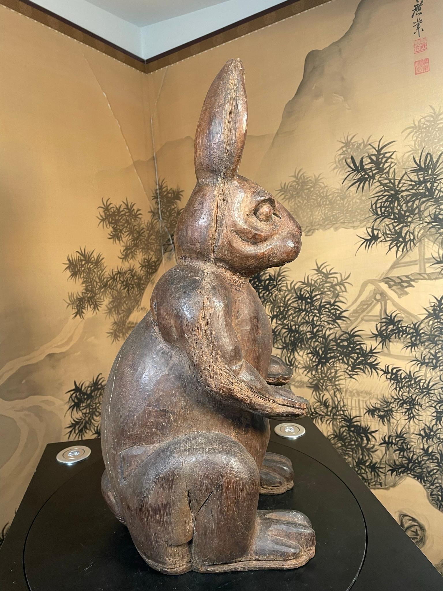Magnifique lapin d'art populaire ancien sculpté à la main, signé en vente 1