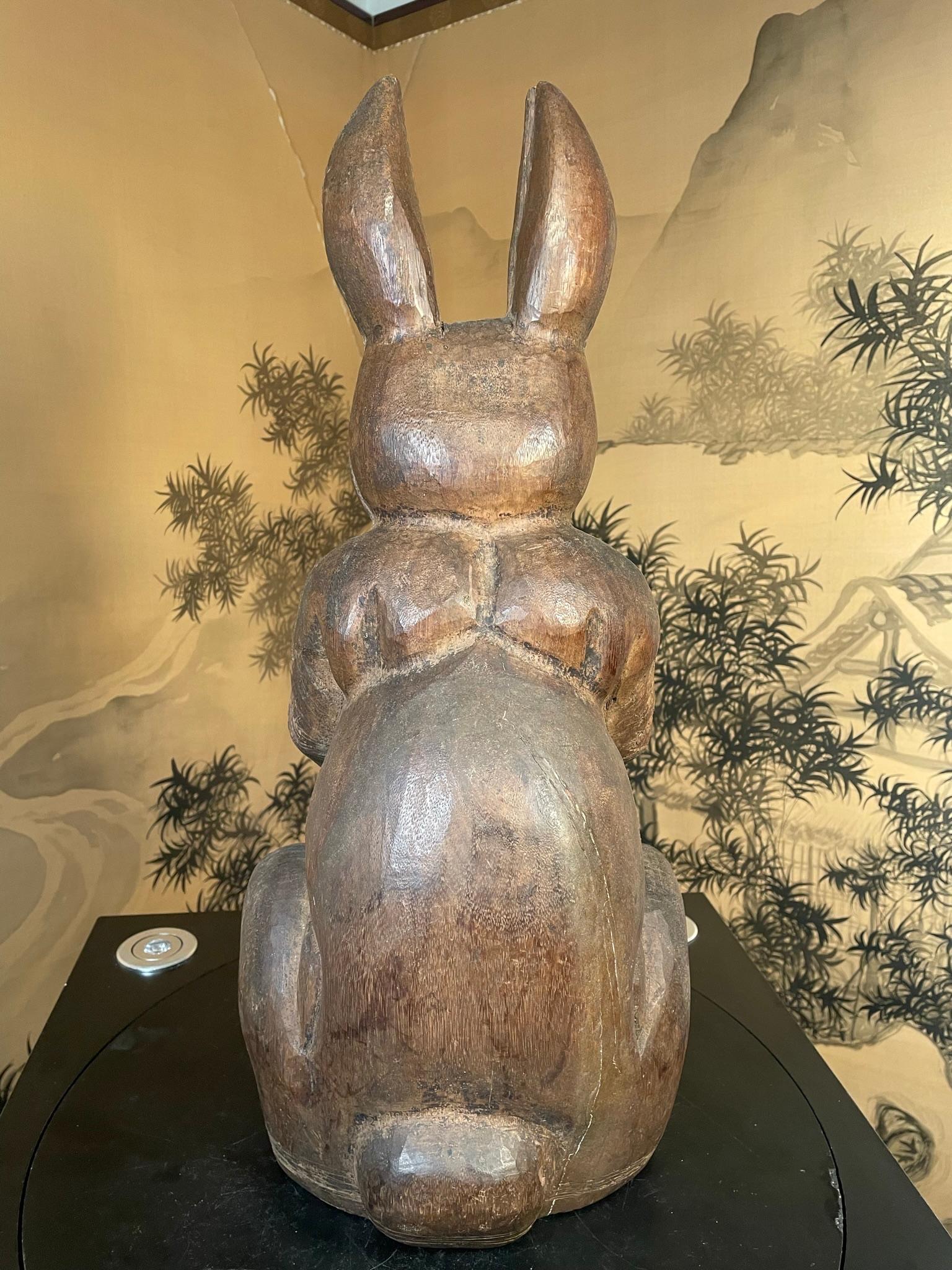 Magnifique lapin d'art populaire ancien sculpté à la main, signé en vente 4