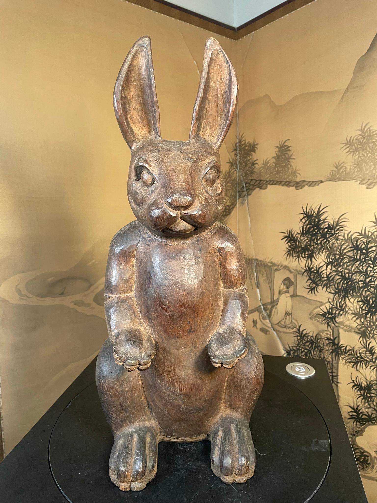 Artisanat Magnifique lapin d'art populaire ancien sculpté à la main, signé en vente