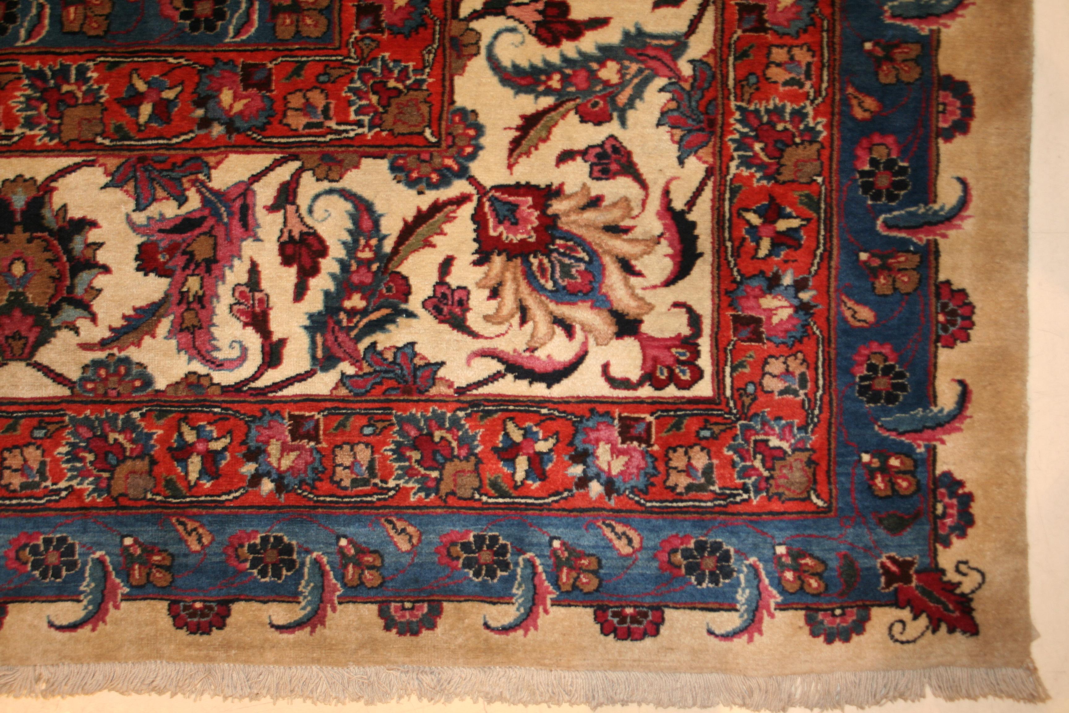 Ein äußerst feiner Teppich aus der Werkstatt in Lahore, der sich durch ein gut verteiltes botanisches Muster aus Blättern und Palmetten auf einem rubinroten Hintergrund aus Burma auszeichnet. Der weiße Rand verleiht der Komposition einen schönen