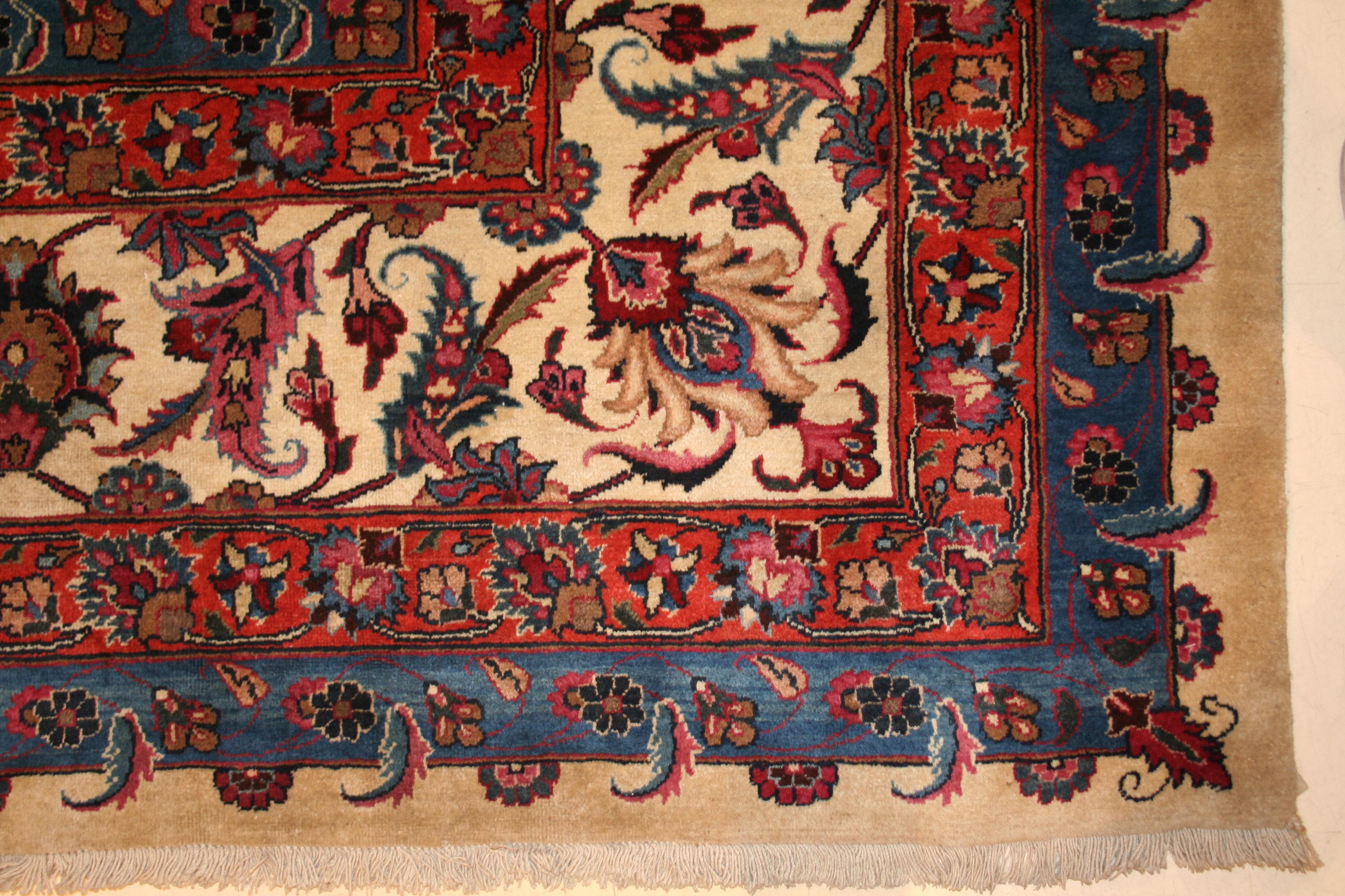 Antiker indischer burmesischer Rubinroter Teppich mit All-Over-Design  (Agra) im Angebot