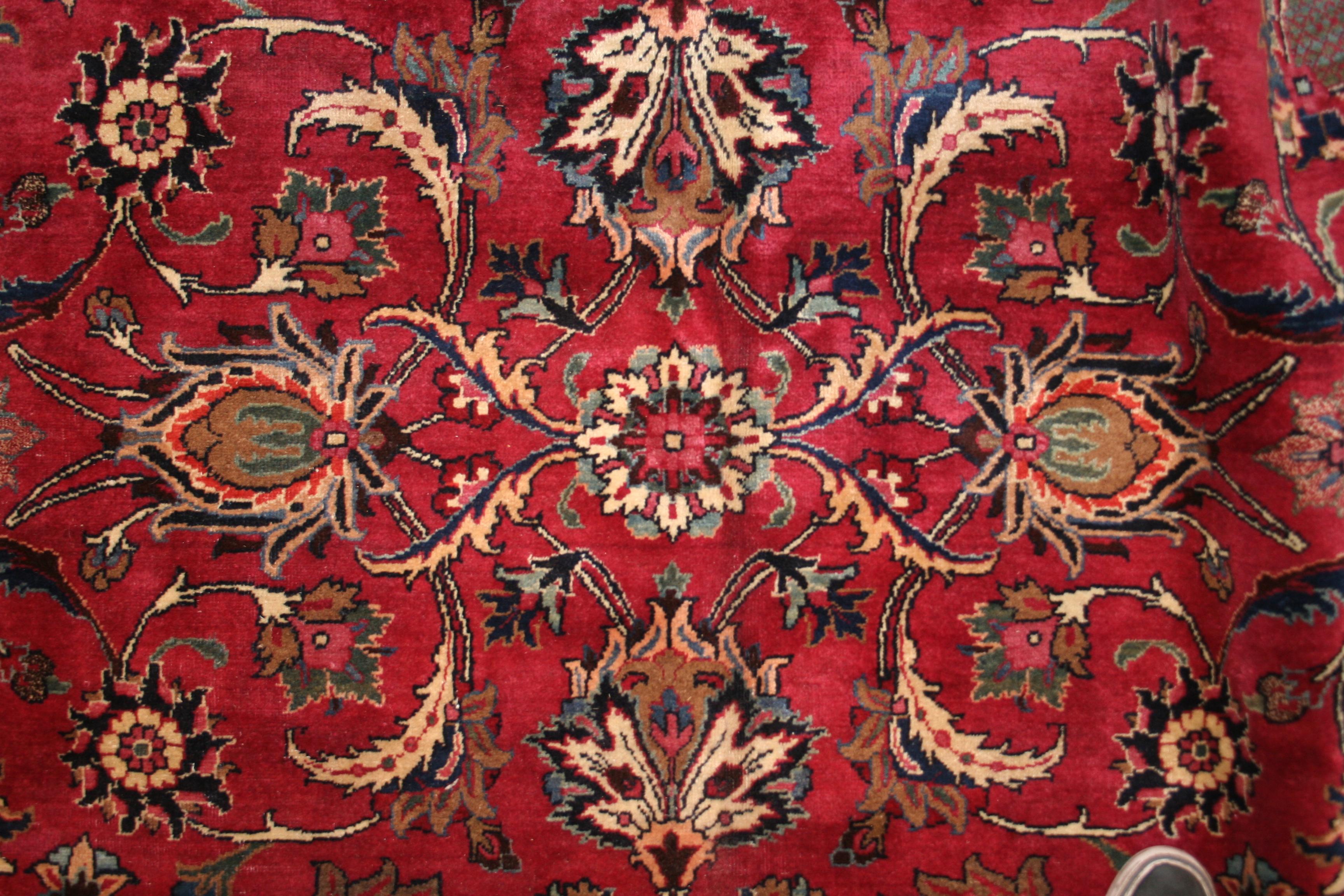Antiker indischer burmesischer Rubinroter Teppich mit All-Over-Design  (Indisch) im Angebot
