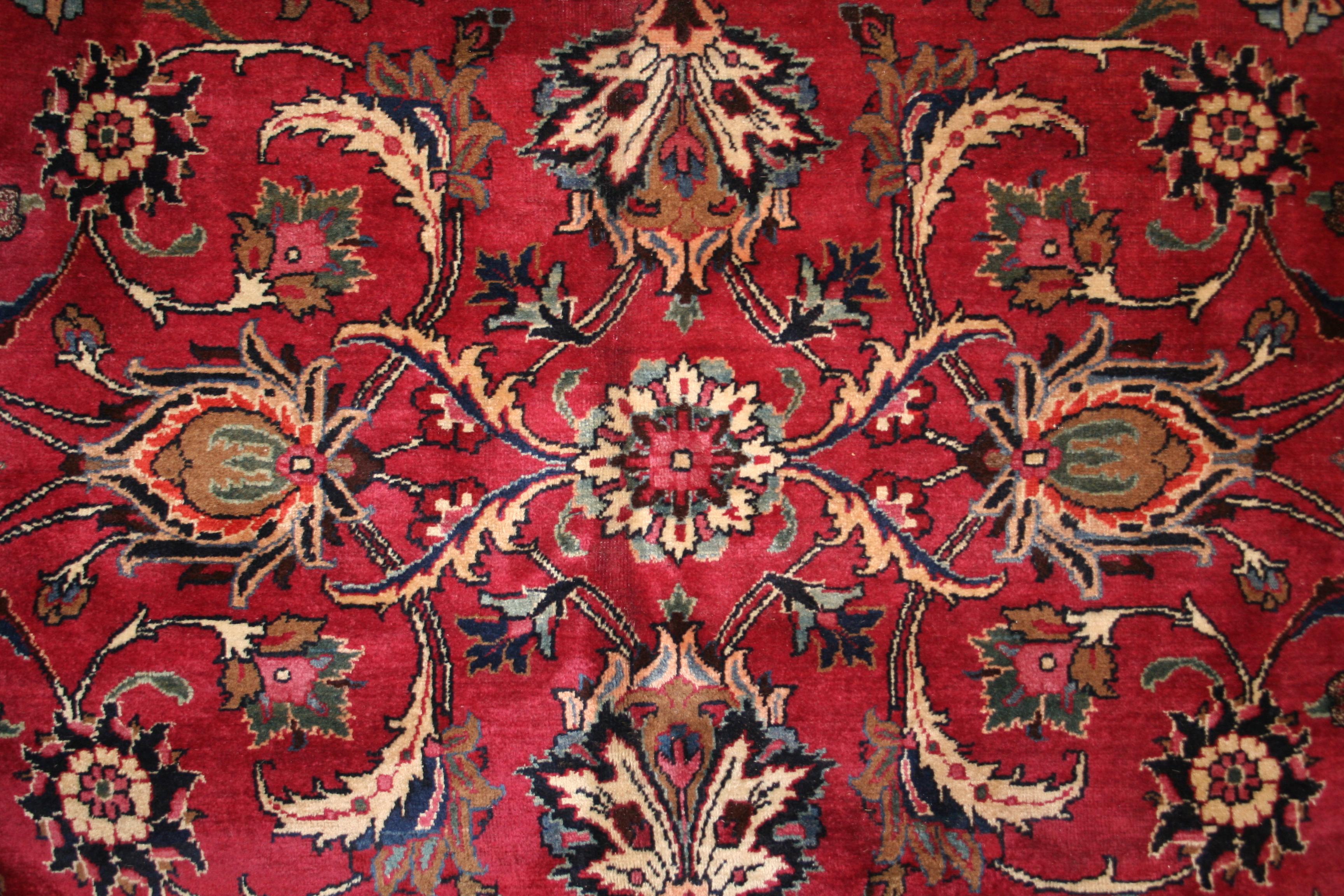 Antiker indischer burmesischer Rubinroter Teppich mit All-Over-Design  (Handgeknüpft) im Angebot