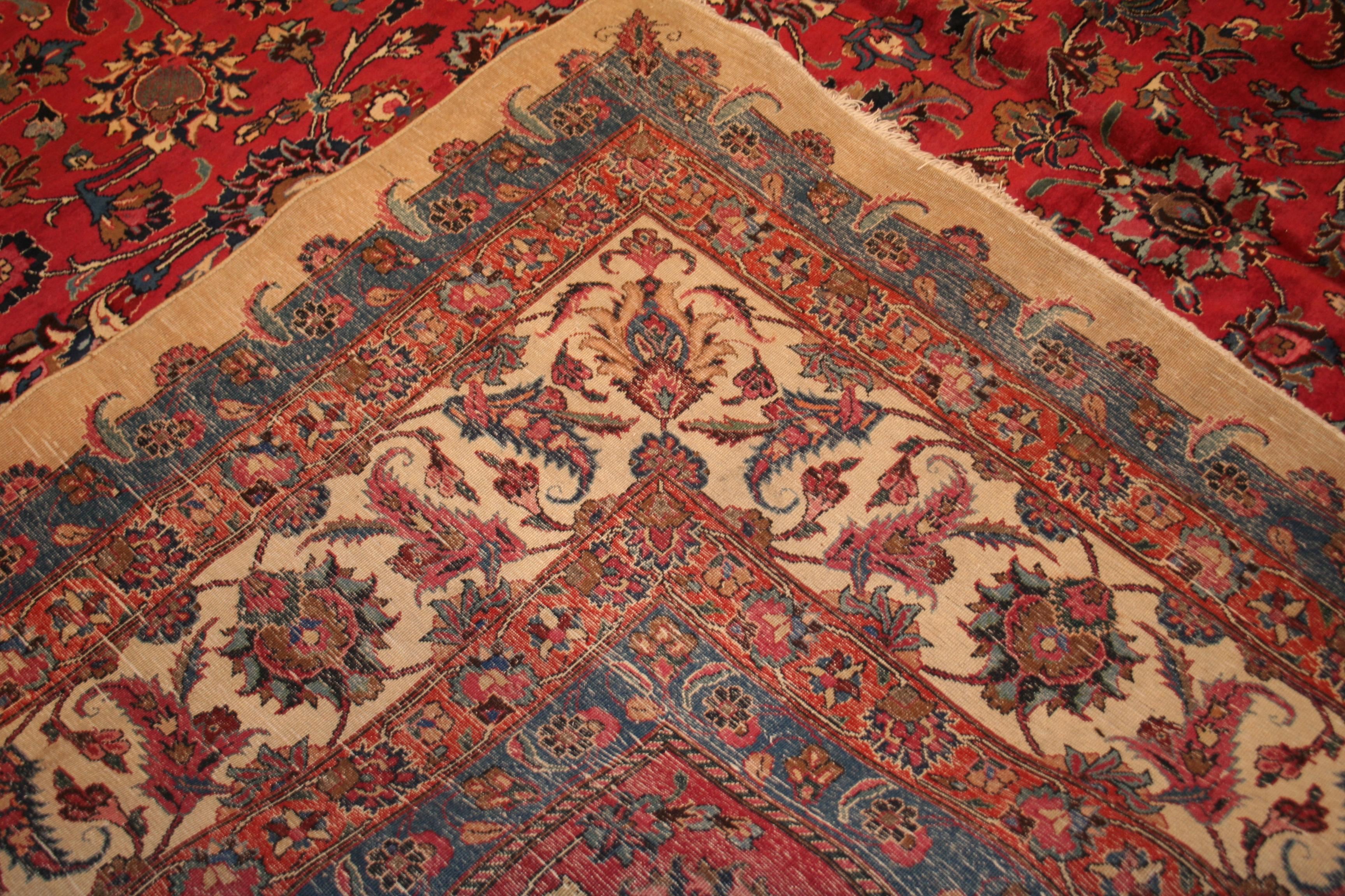 Antiker indischer burmesischer Rubinroter Teppich mit All-Over-Design  (Wolle) im Angebot