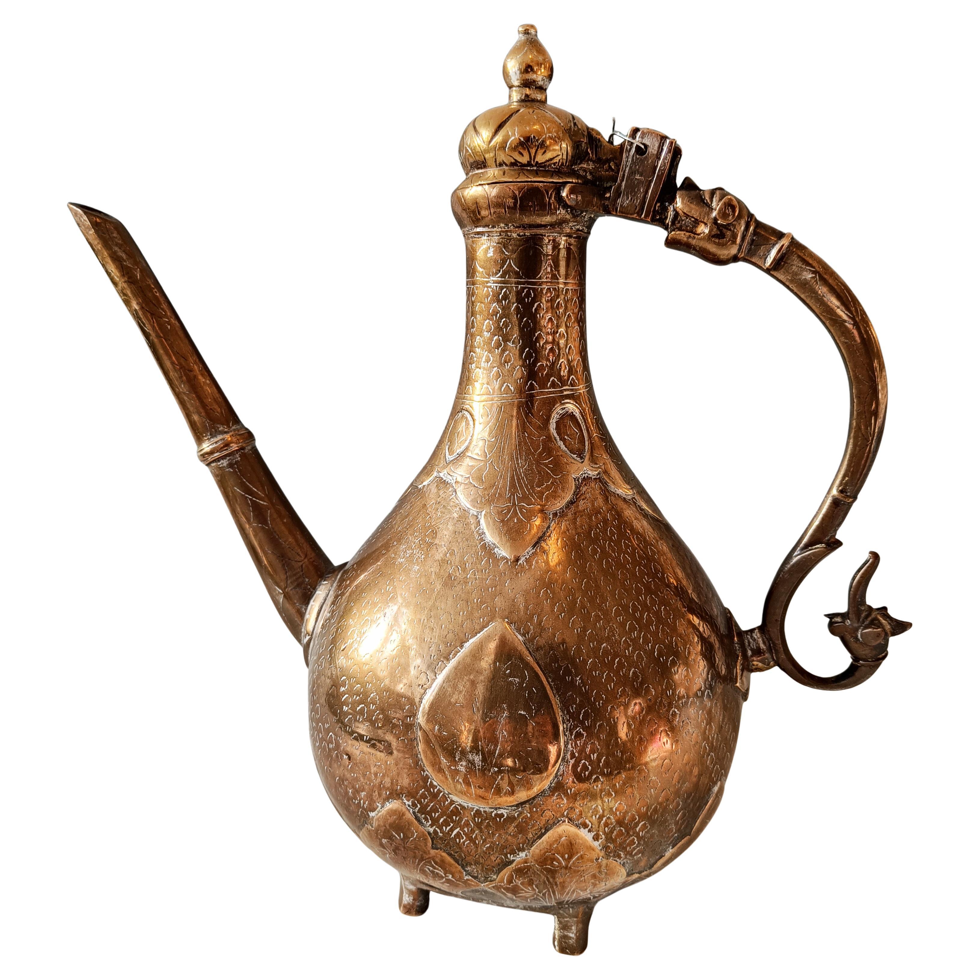 Pregevole Antico indiano Mughal in ottone bronzo Ewer Altaba XIX secolo Arti islamiche