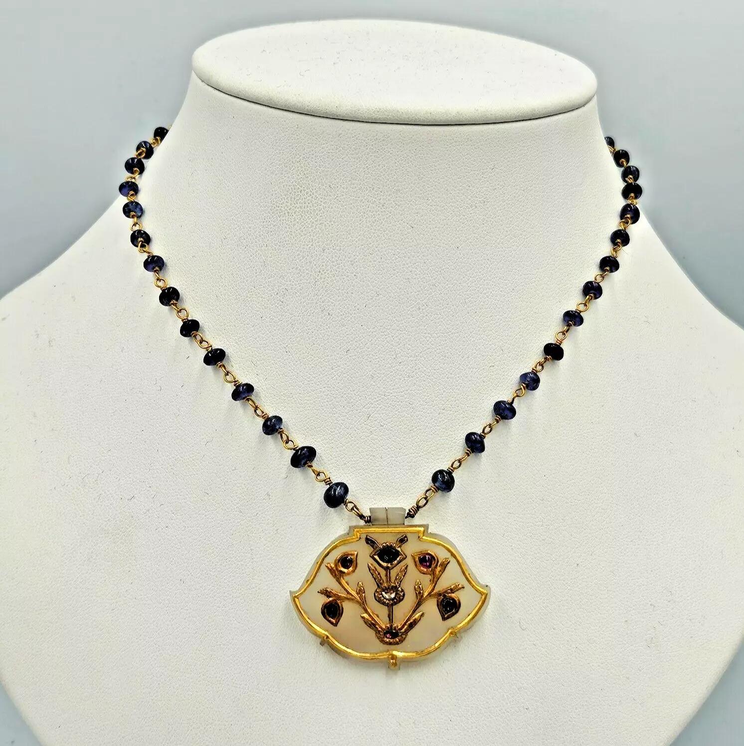 Antico gioiello indiano Mughal in oro e gemme incastonate di giada nefrite bianca 
Ciondolo (Haldili)

Questo raffinato pendente (haldili) è ricavato da un unico pezzo traslucido di giada nefrite bianca o 