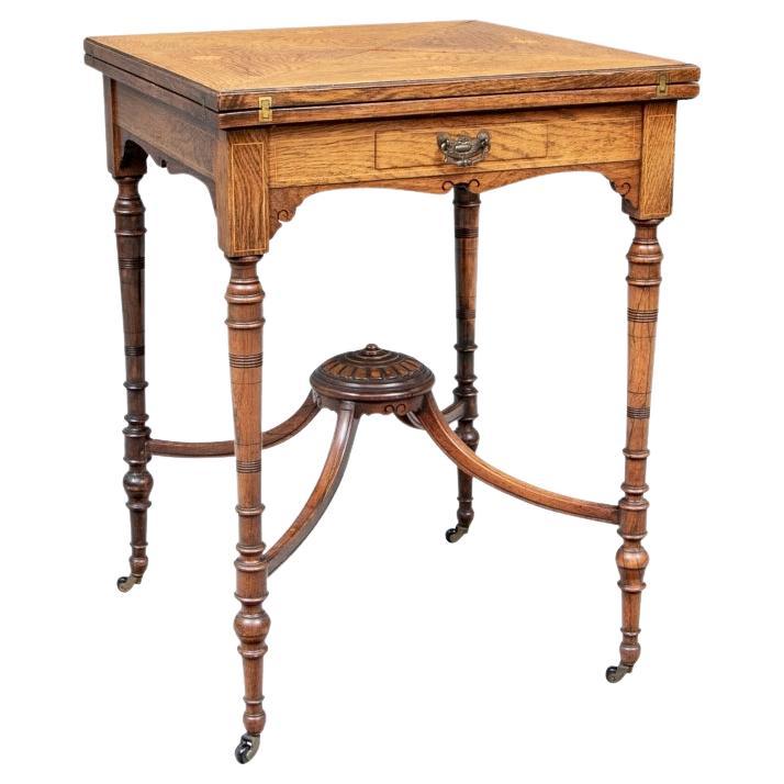Fine table à main ancienne en chêne incrusté