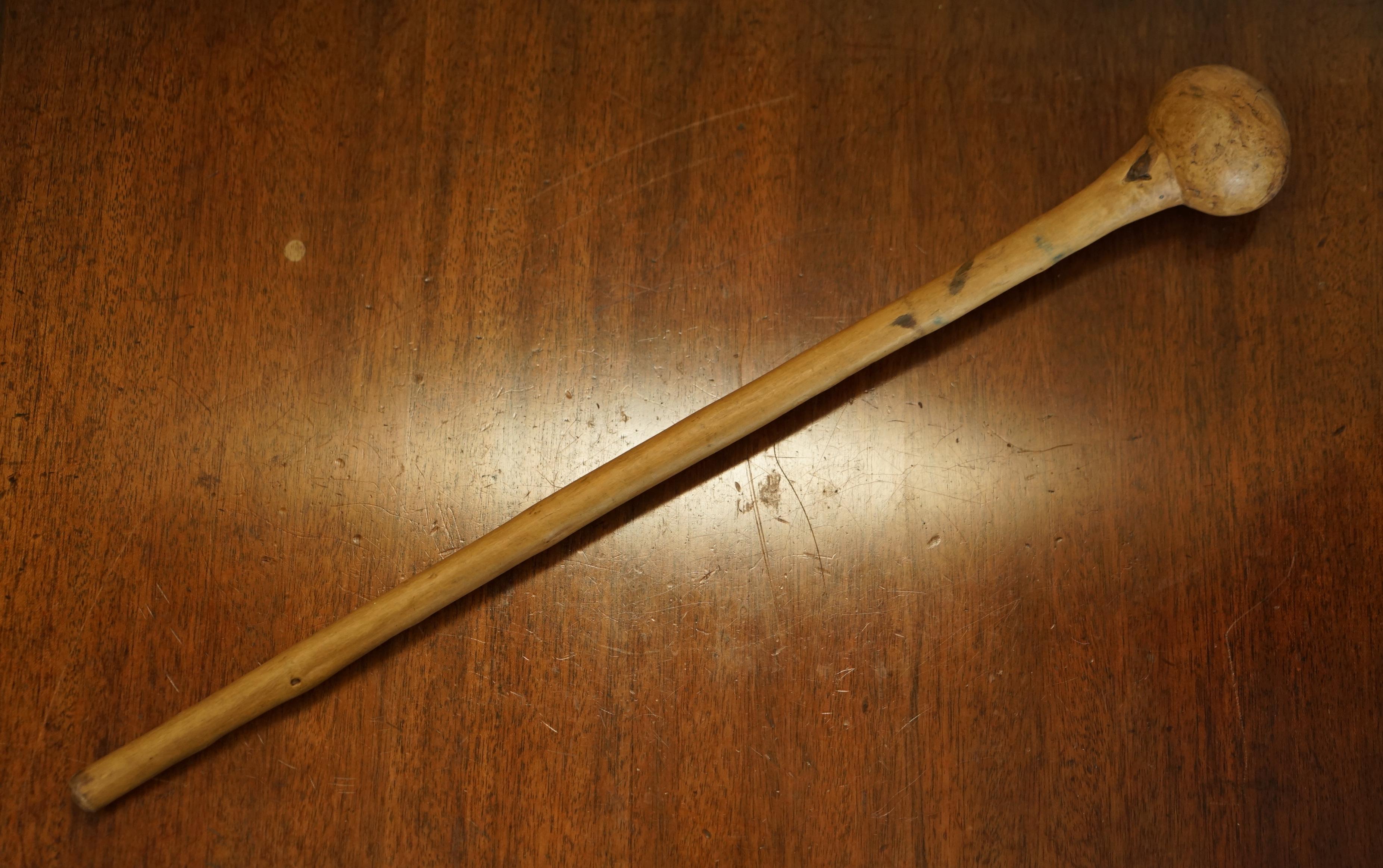 Estamos encantados de ofrecer a la venta este fino palo antiguo irlandés de Knobkerrie

Una encantadora pieza primitiva, utilizada por los pastores de finales de la época victoriana hasta nuestros días.

Dimensiones

Altura:- 53cm

Anchura:-
