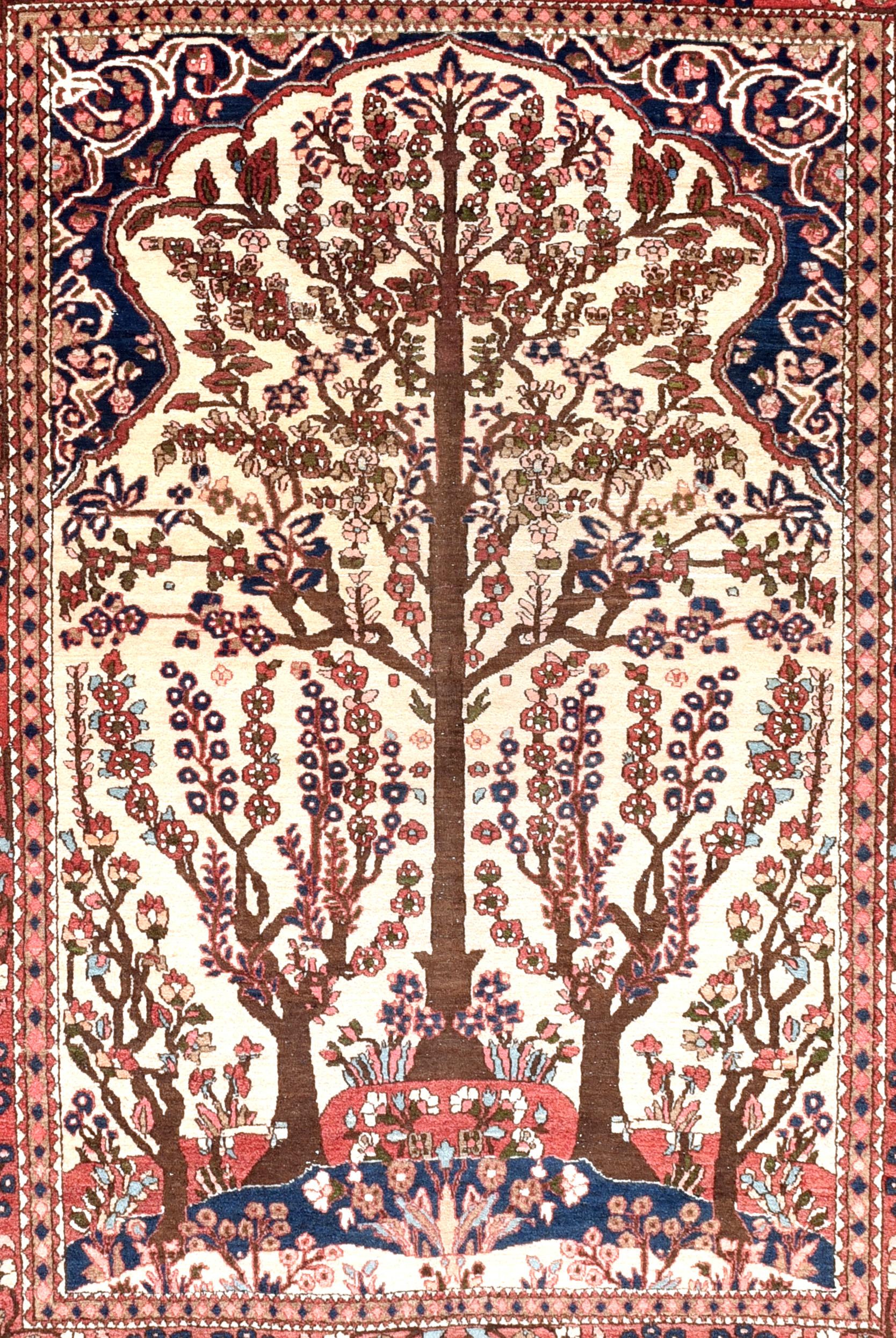 La ville iranienne d'Ispahan est depuis longtemps l'un des centres de production du célèbre tapis persan (ou carpette). Les tapis Isfahani sont réputés pour leur grande qualité. L'atelier le plus célèbre d'Ispahan est le Seirafian. En Europe, ils