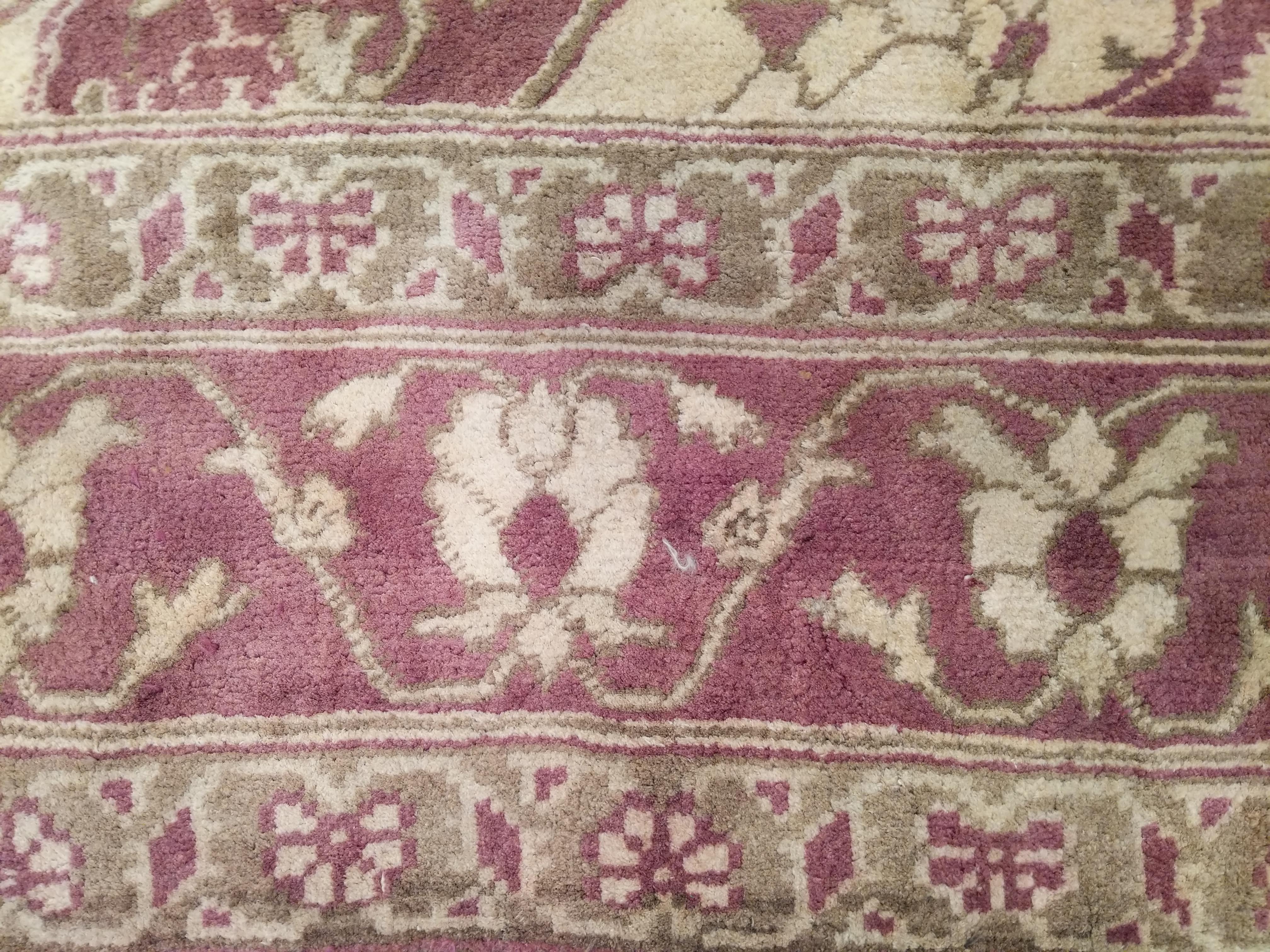 Fine Antique Ivory Background Agra Carpet In Good Condition For Sale In Milan, IT