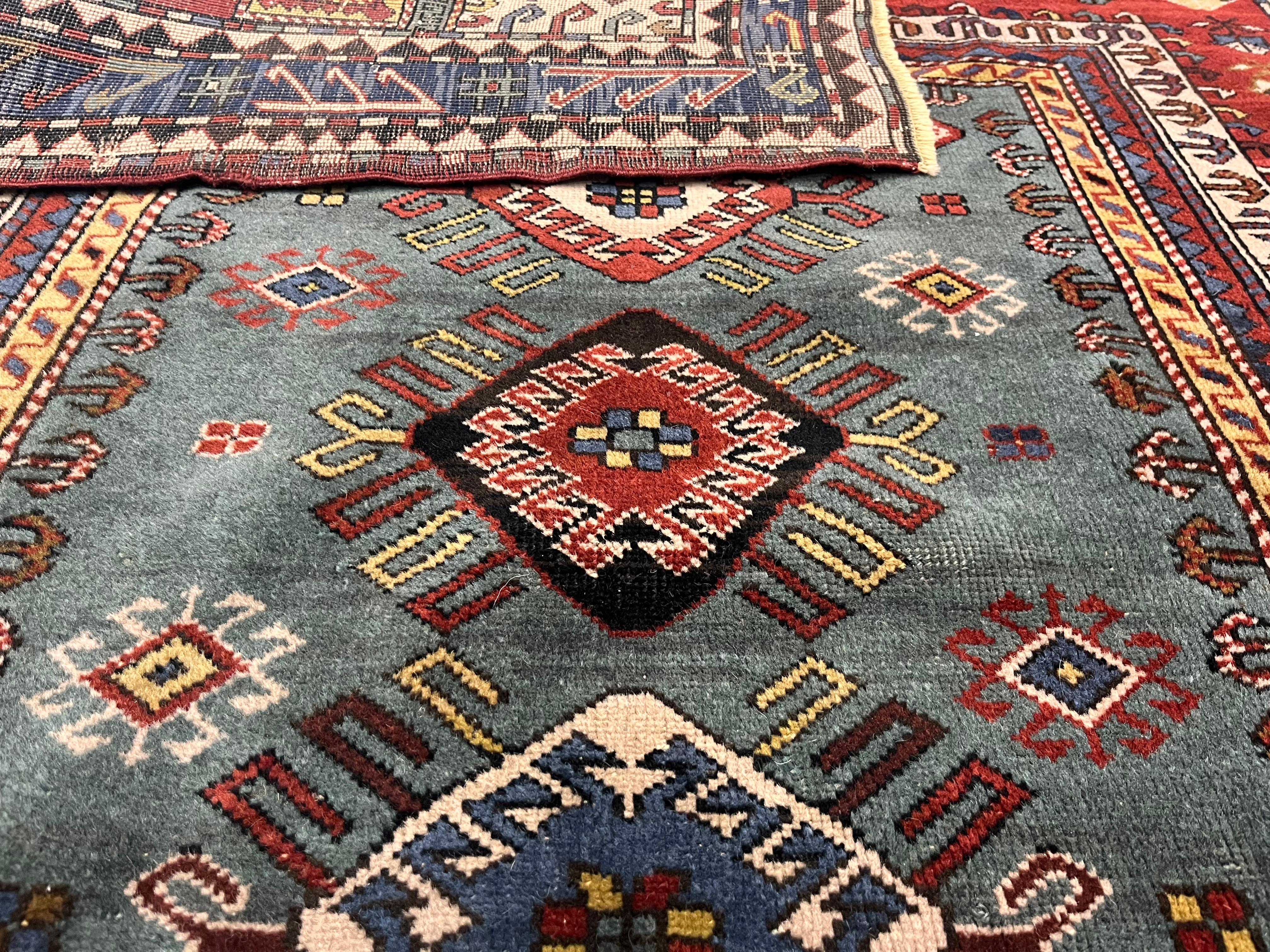 Feiner antiker Kazak-Wollteppich 5'1