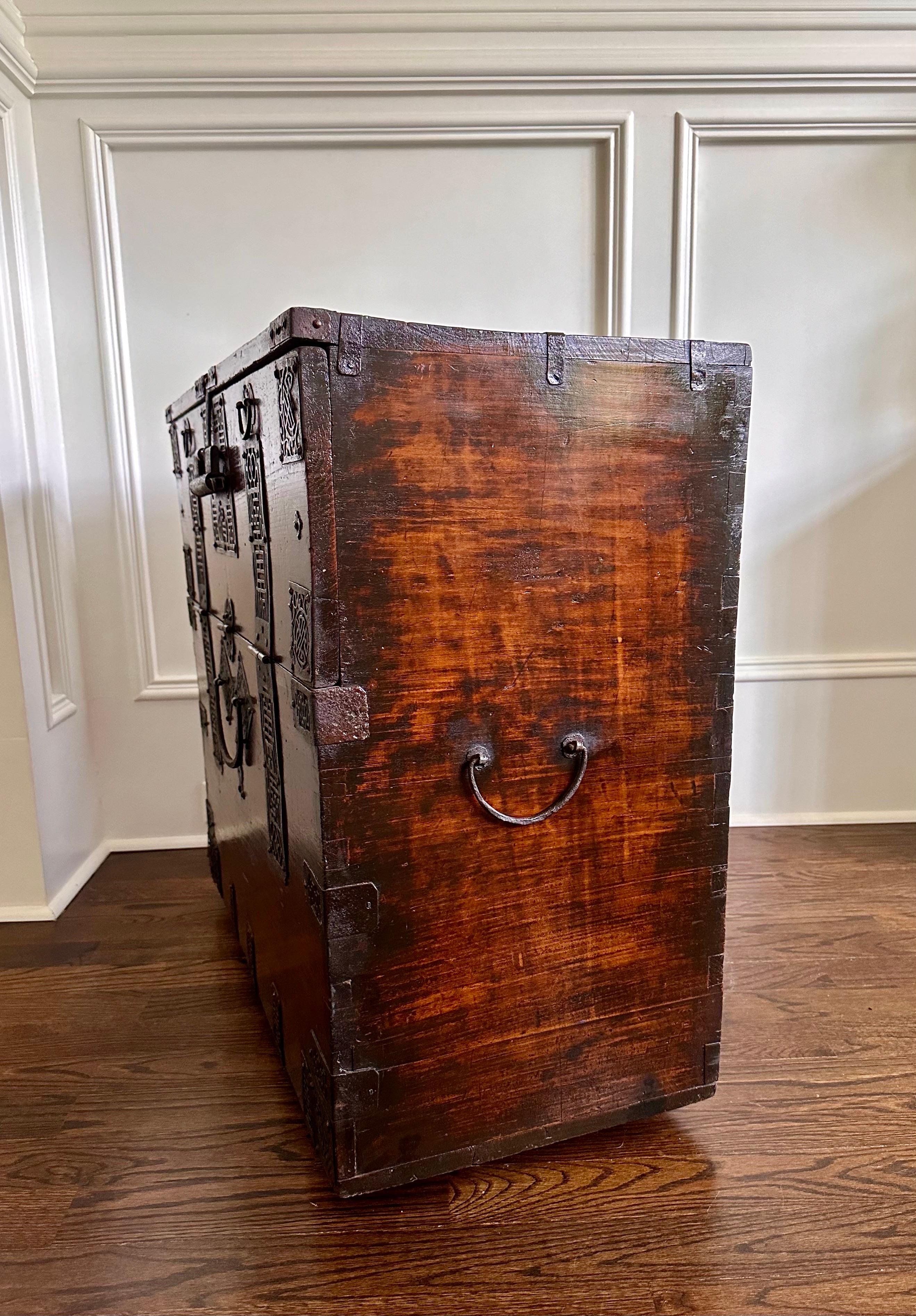 Fine Antique Korean Bandaji Chest Gangwha Island Joseon Dynasty In Good Condition For Sale In Atlanta, GA