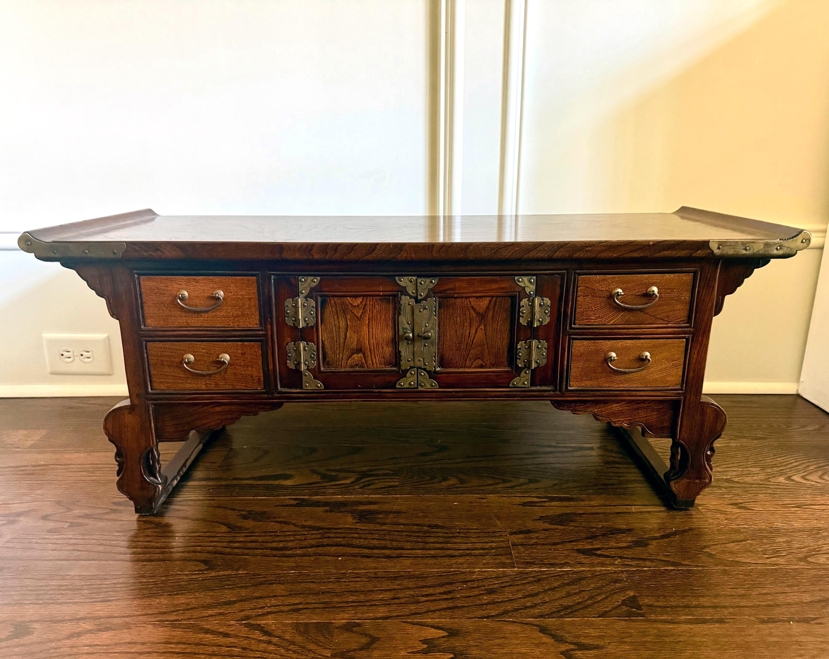 Connu sous le nom de Ch'aeksang ou Soane, ce petit bureau coréen a été fabriqué en bois de zelkova (orme de Corée) avec du pin secondaire et complété par des ferrures simples en laiton. La pièce est datée de la fin du XIXe siècle au début du XXe