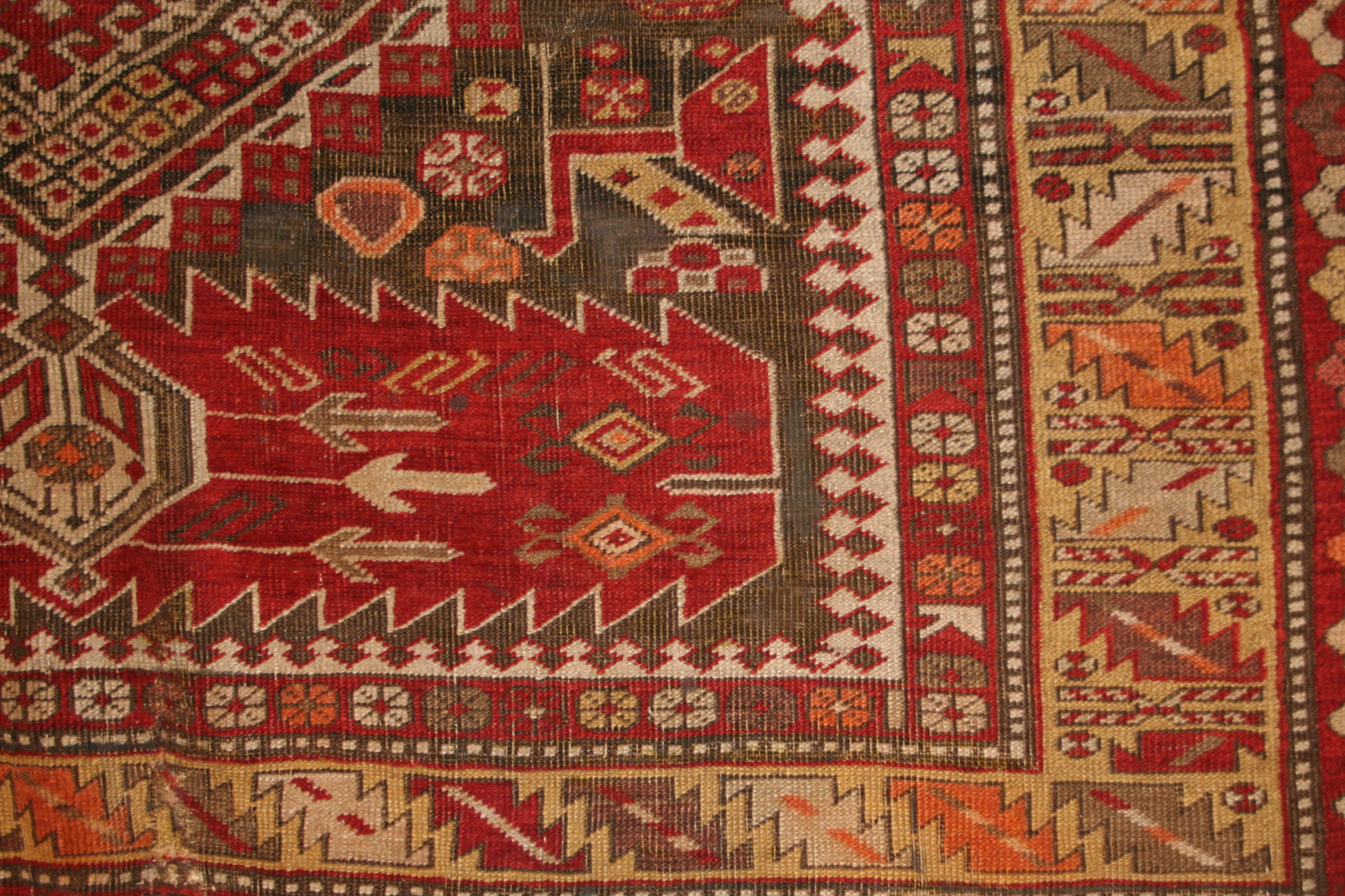 Un tapis ancien caucasien Shirvan, finement noué, qui se distingue par sa rare grande taille. Le motif se compose d'une série de cinq dispositifs hexagonaux interconnectés avec un contour en escalier, flanqués à chaque extrémité d'une grande