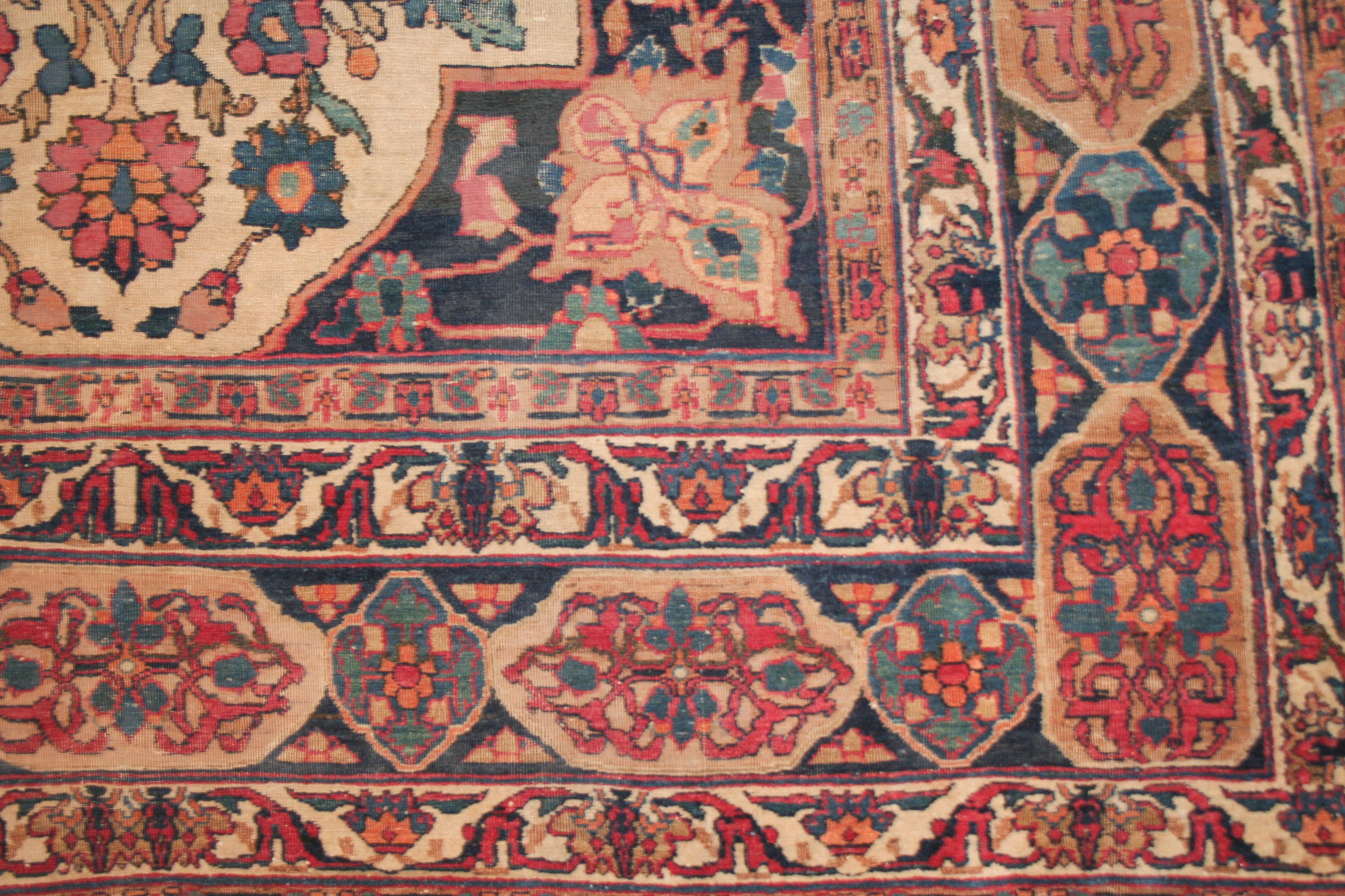 Très beau tapis Kirman de type Lavar, caractérisé par un dessin directionnel consistant en une niche ivoire entourant à sa base un grand vase bleu d'où jaillit une riche floraison de fleurs, de feuilles et de palmettes élaborées de formes diverses