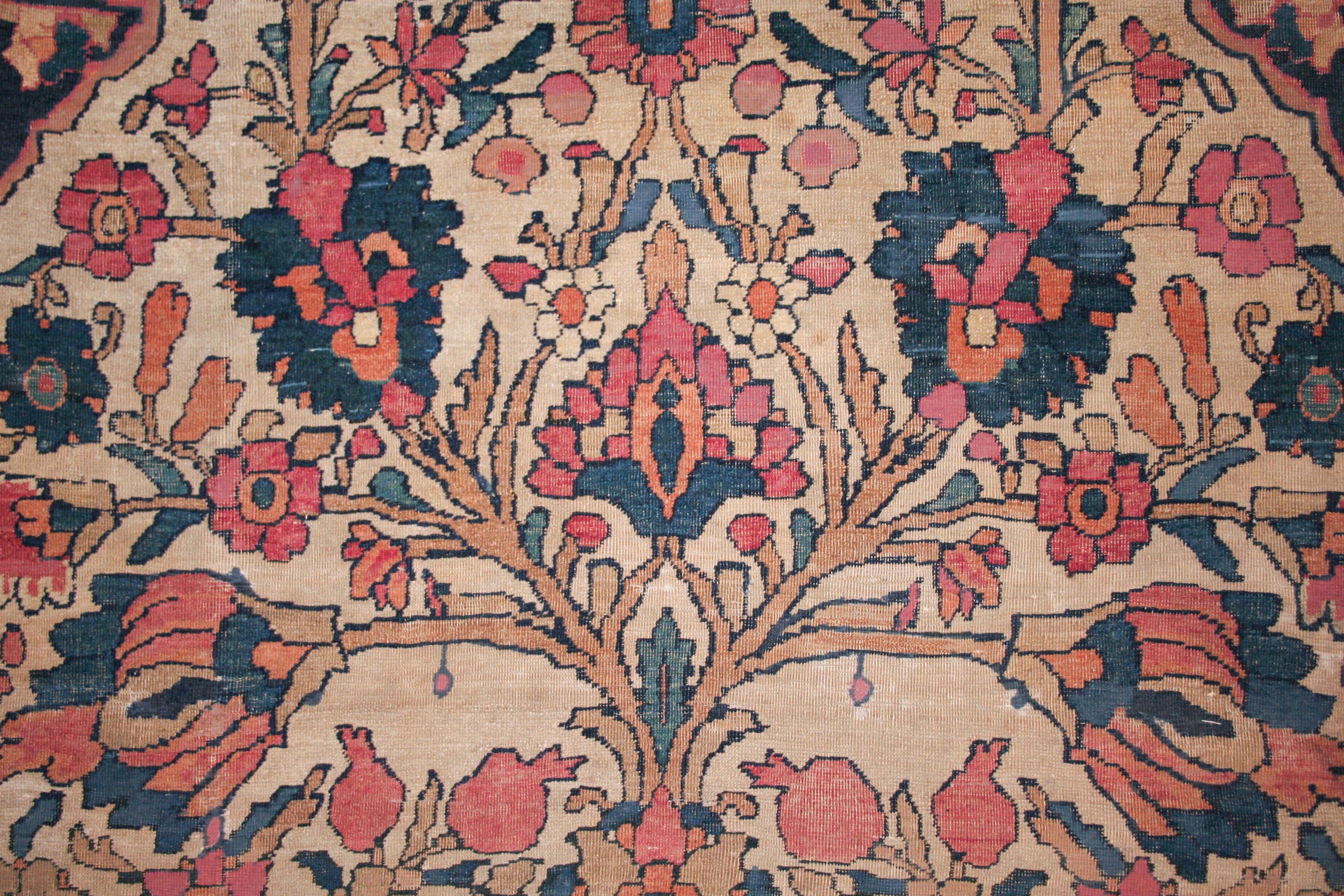 Noué à la main Tapis ancien Lavar Kirman représentant un vase fleuri dans une niche en vente
