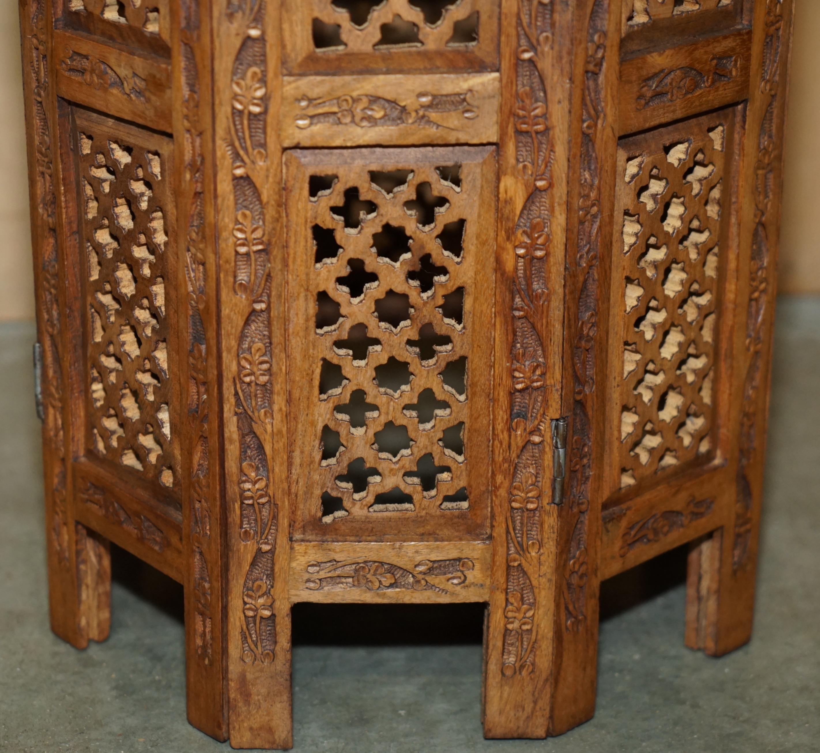 FINE ANTIQUE LIBERTY ViCTORIAN CIR 1880 INLAID SYRIAN HAND CARVED FOLDES TABLE in vendita 2