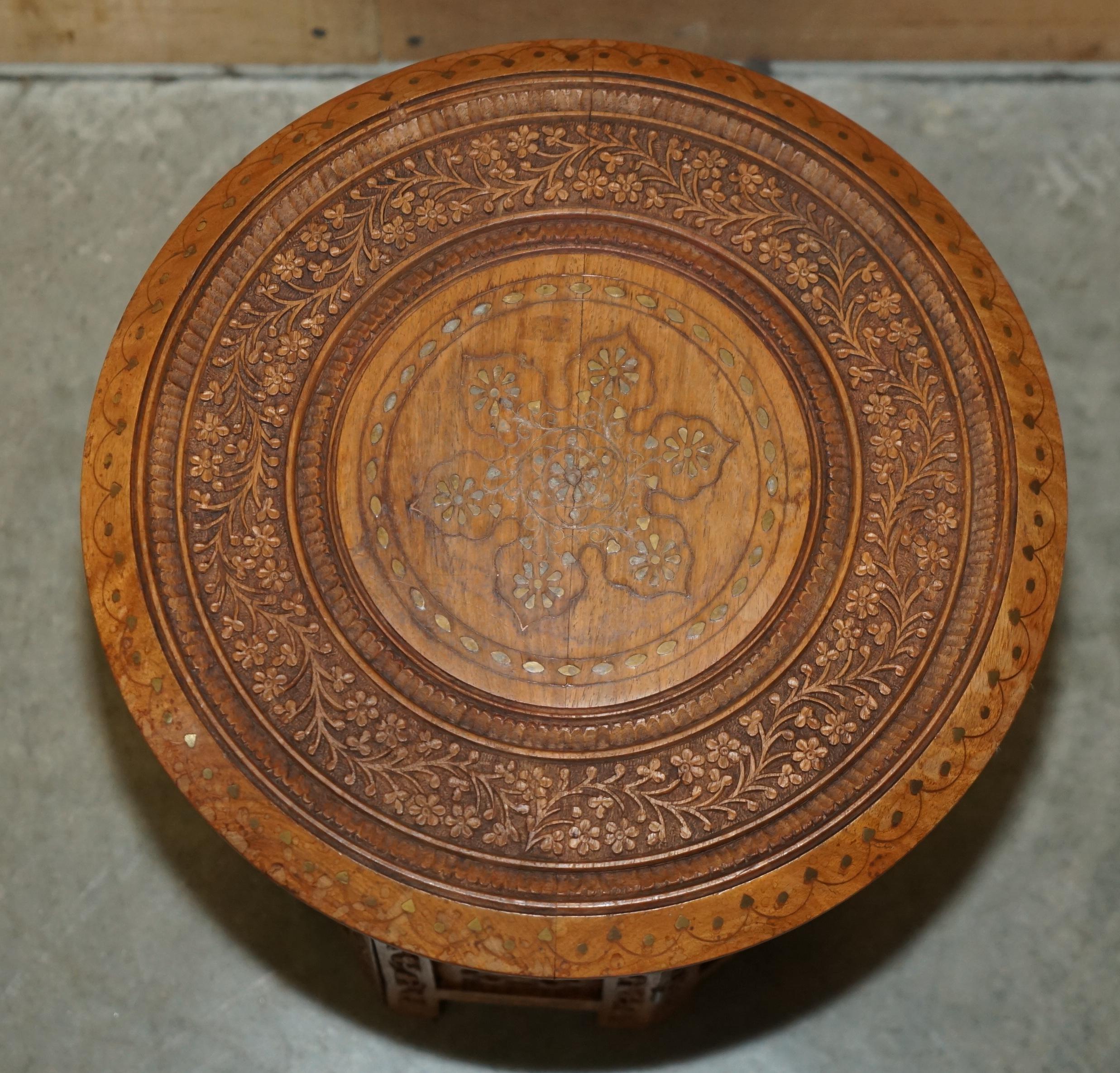 Vittoriano FINE ANTIQUE LIBERTY ViCTORIAN CIR 1880 INLAID SYRIAN HAND CARVED FOLDES TABLE in vendita