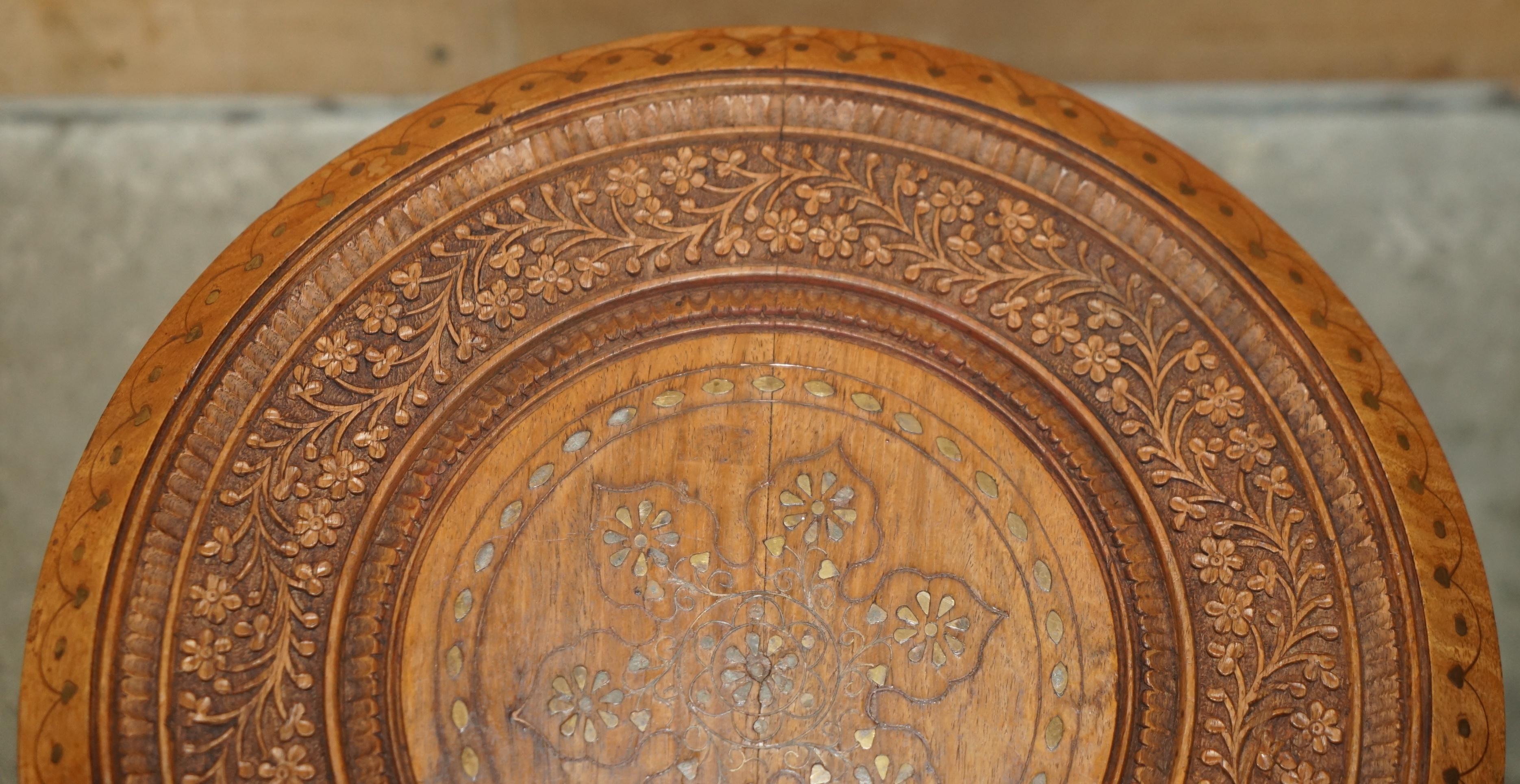 Fatto a mano FINE ANTIQUE LIBERTY ViCTORIAN CIR 1880 INLAID SYRIAN HAND CARVED FOLDES TABLE in vendita