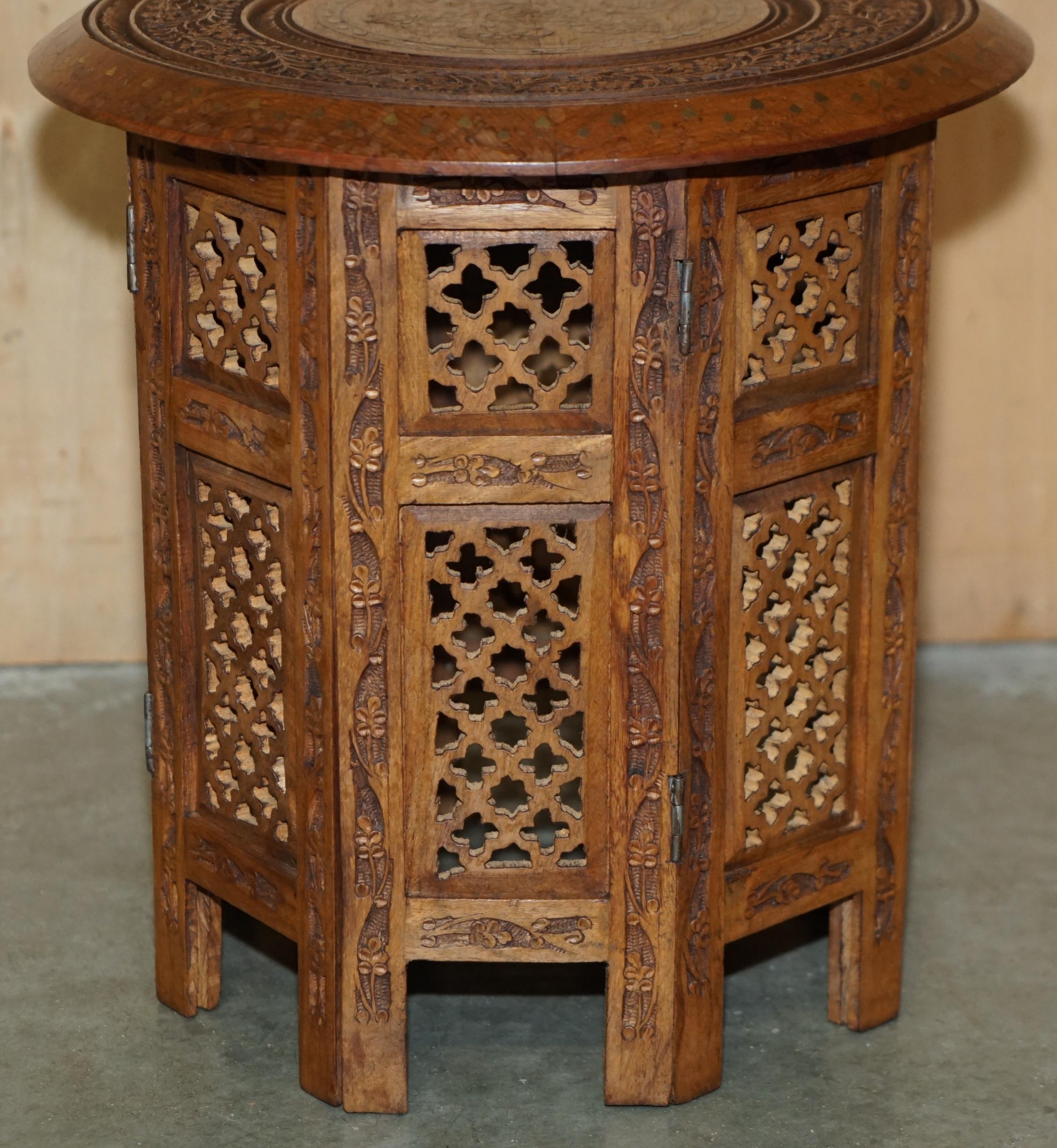 Legno massiccio FINE ANTIQUE LIBERTY ViCTORIAN CIR 1880 INLAID SYRIAN HAND CARVED FOLDES TABLE in vendita
