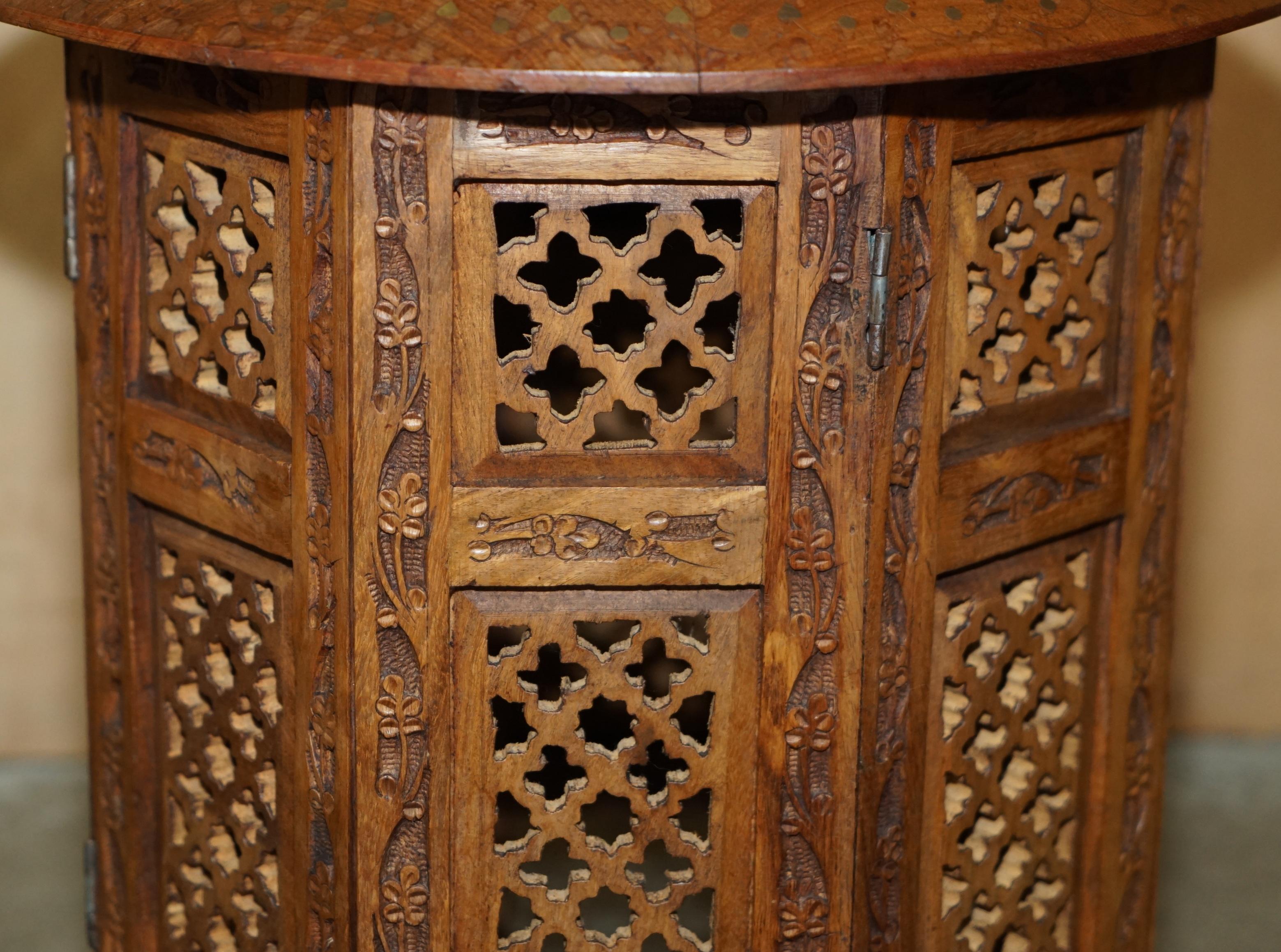 FINE ANTIQUE LIBERTY ViCTORIAN CIR 1880 INLAID SYRIAN HAND CARVED FOLDES TABLE in vendita 1