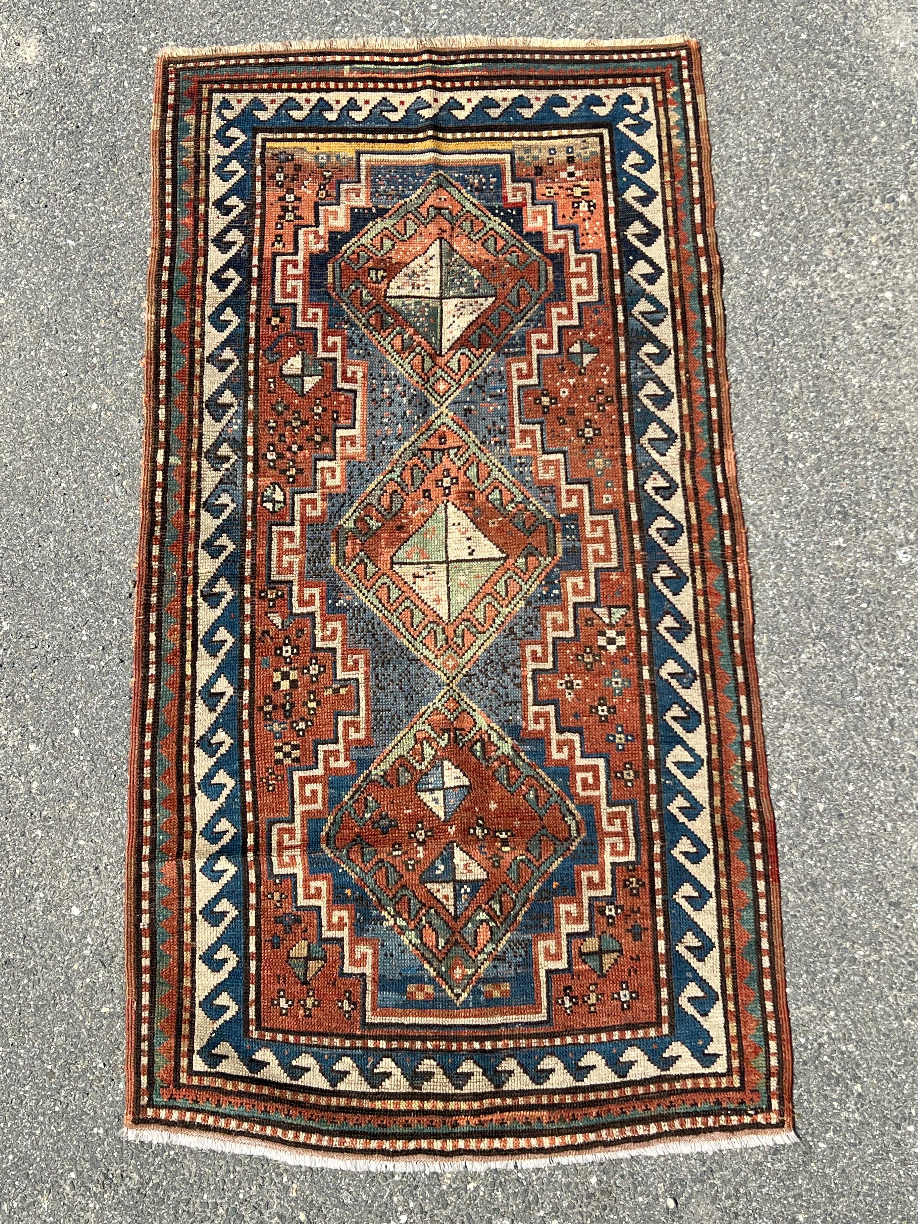 Ce remarquable tapis tribal caucasien est un exemple classique de la tradition kazakhe Lori-Pambak, tissée dans le nord-ouest du Caucase à la fin du XIXe siècle. Le tapis présente trois grands médaillons en forme de diamants étagés - chacun avec des
