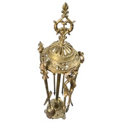 Raffinato set di utensili per caminetto in bronzo dorato francese in stile Luigi XV con supporto