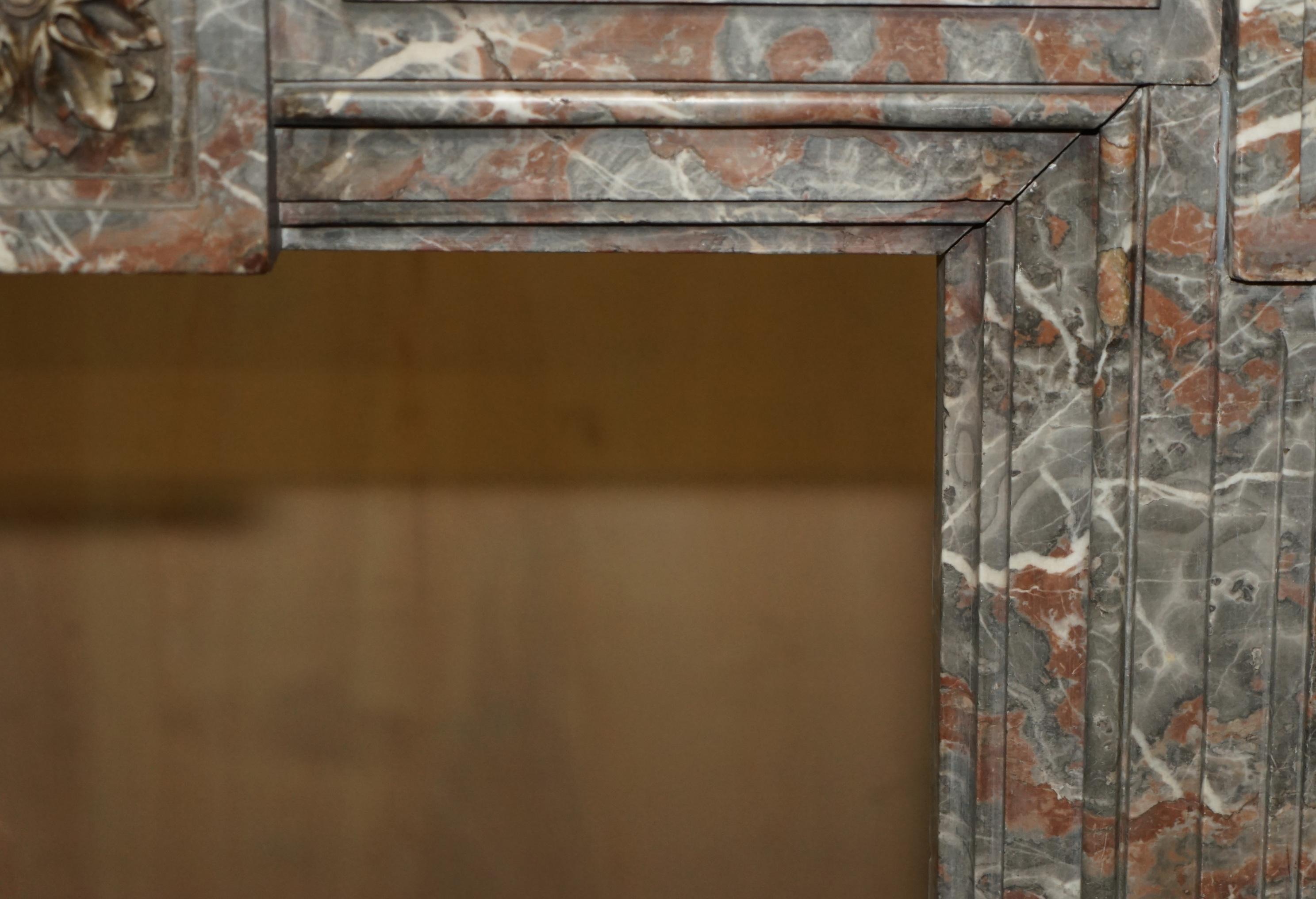 Cheminée ancienne en marbre Saint Remy de style Louis XVI fabriquée à la main à Paris en vente 2