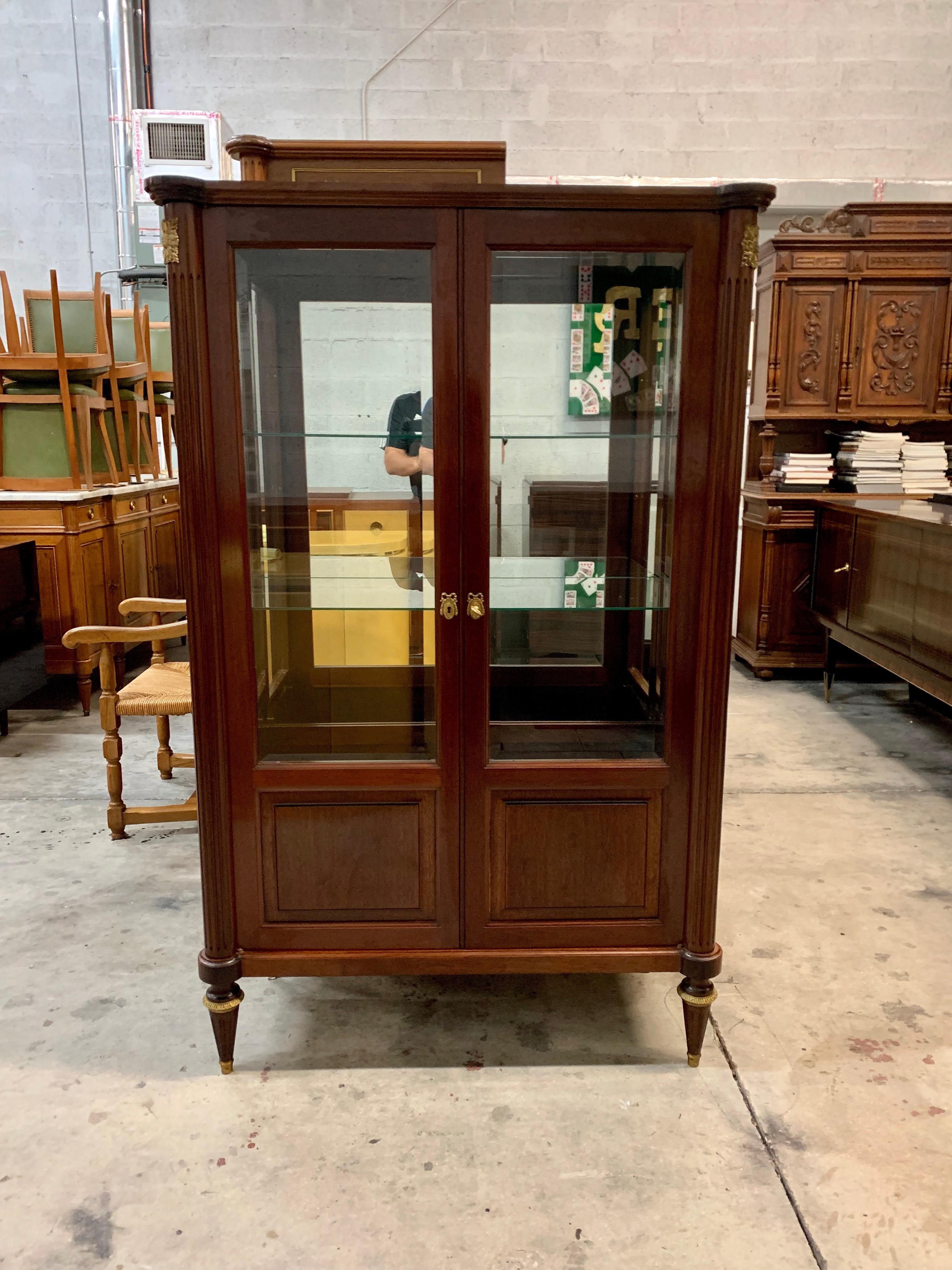 Early 20th Century Fine Antique Louis XVI Style Mahogany Bookcase / Vitrine, 1910s For Sale