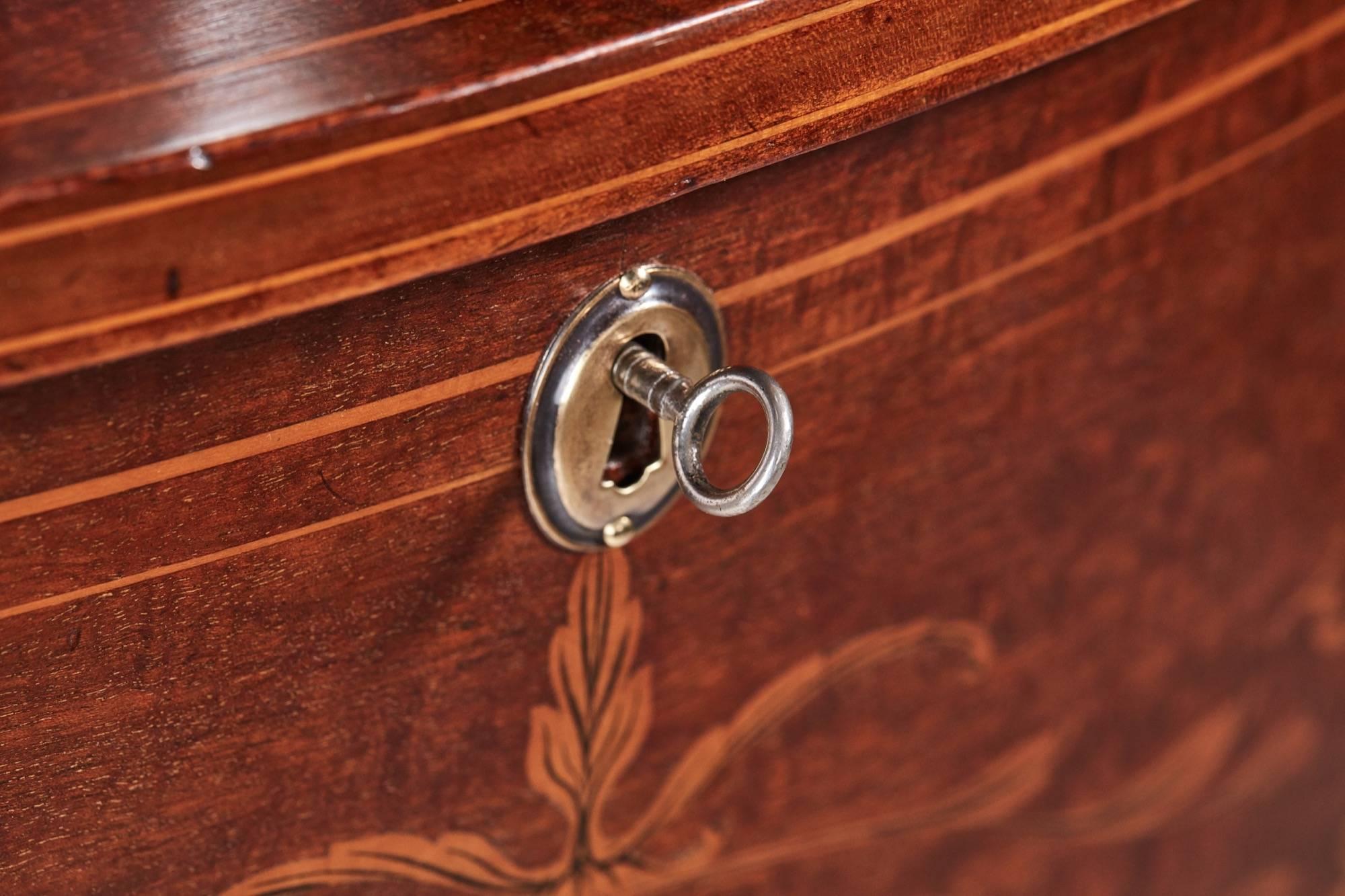 Fine Antique Mahogany Inlaid Serpentine Shaped Secretaire Bookcase or Cabinet im Zustand „Hervorragend“ im Angebot in Stutton, GB