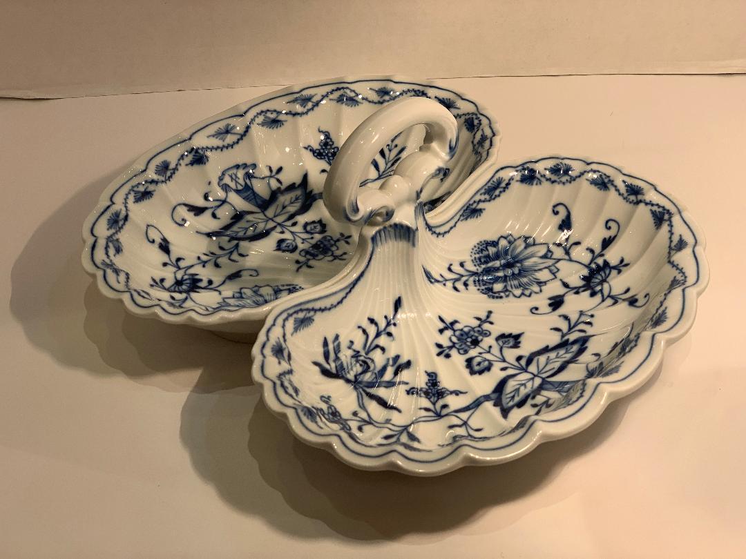 Very fine, elegant antique handmade and hand painted Meissen porcelain, 2 lobed scalloped serving dish with rocaille handle in the 
