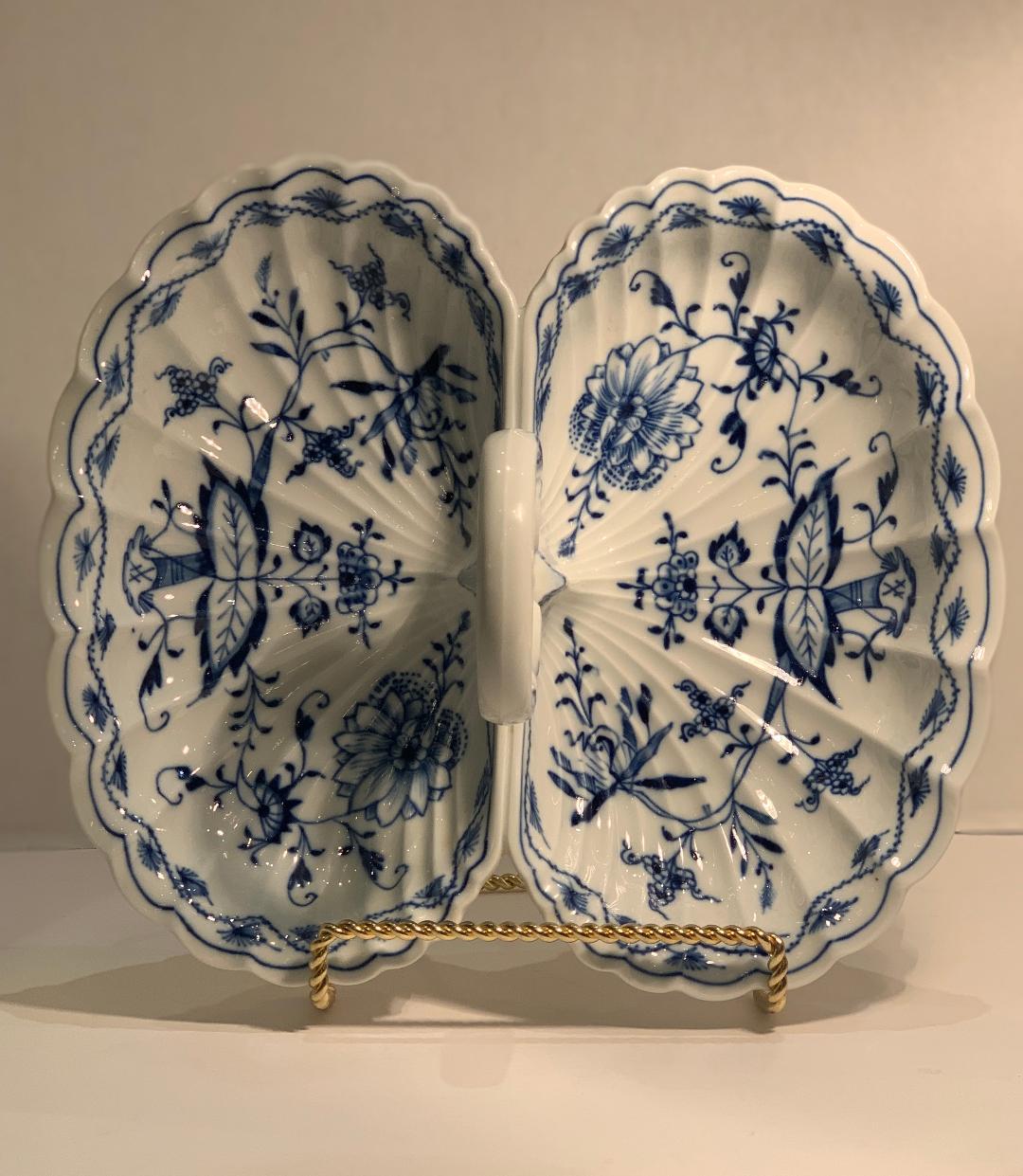 Feines antikes Meissen Porcelain Blaues Zwiebelmuster 2 lappiges Serviergeschirr  (Rokoko) im Angebot