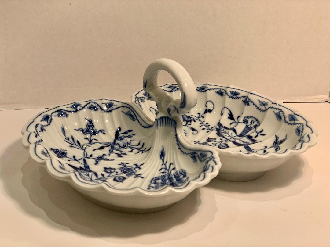 Feines antikes Meissen Porcelain Blaues Zwiebelmuster 2 lappiges Serviergeschirr  (Deutsch) im Angebot