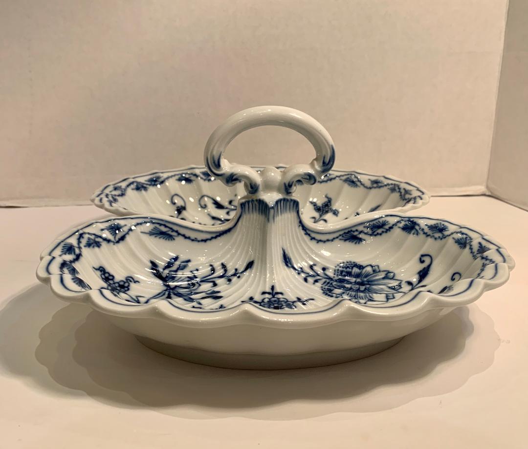 Feines antikes Meissen Porcelain Blaues Zwiebelmuster 2 lappiges Serviergeschirr  (Gebrannt) im Angebot