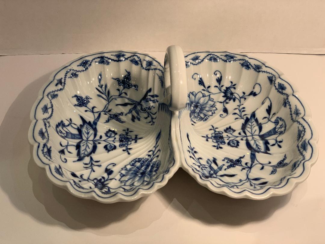 Rococo Fine Antique Meissen Porcelain Blue Onion Pattern 2 Lobed Serving Dish  For Sale