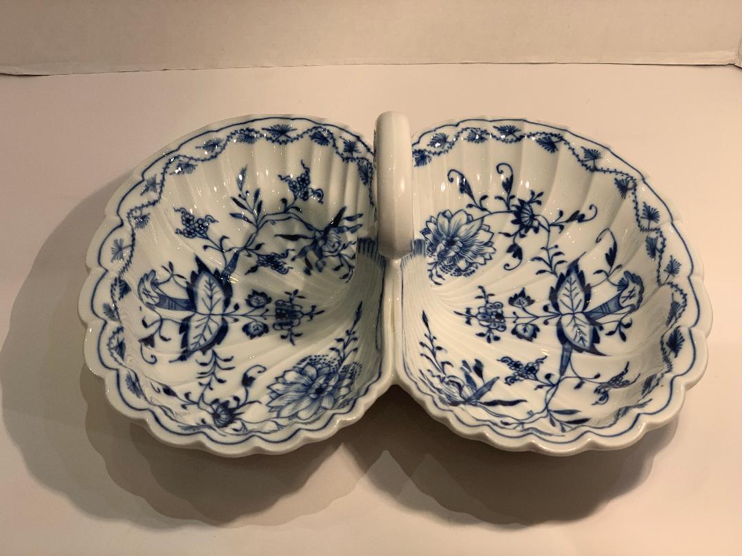 Feines antikes Meissen Porcelain Blaues Zwiebelmuster 2 lappiges Serviergeschirr  (20. Jahrhundert) im Angebot