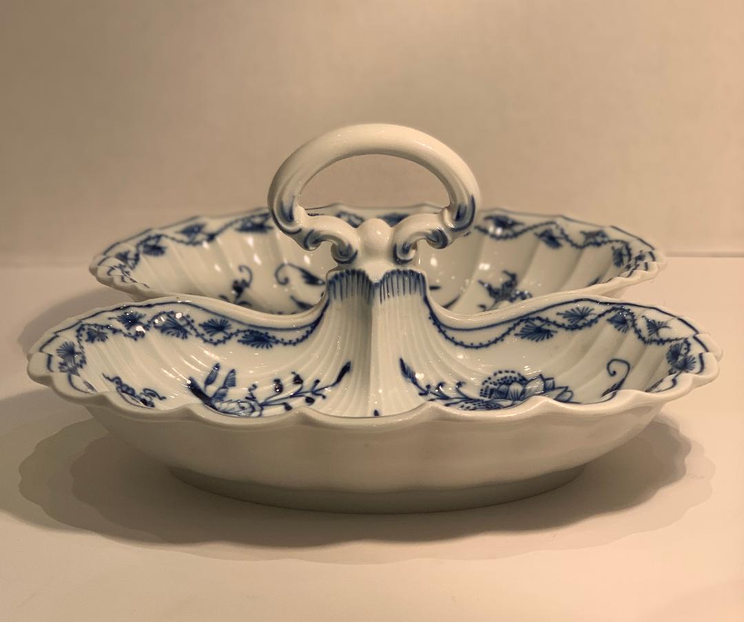 Fired Fine Antique Meissen Porcelain Blue Onion Pattern 2 Lobed Serving Dish  For Sale