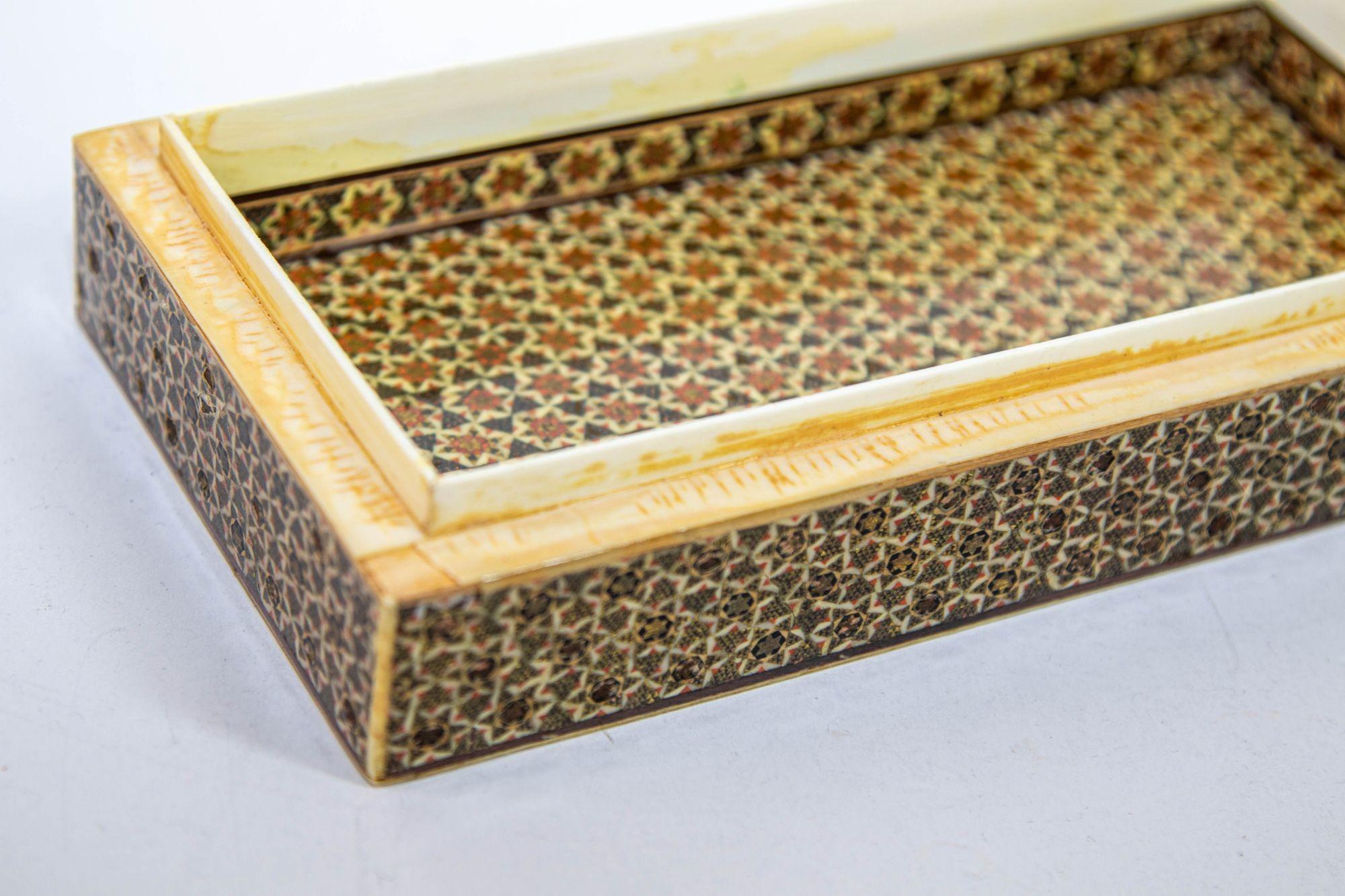 Belle boîte à bijoux d'antiquités en micro-mosaïque incrustée de style indo persan mauresque en vente 4