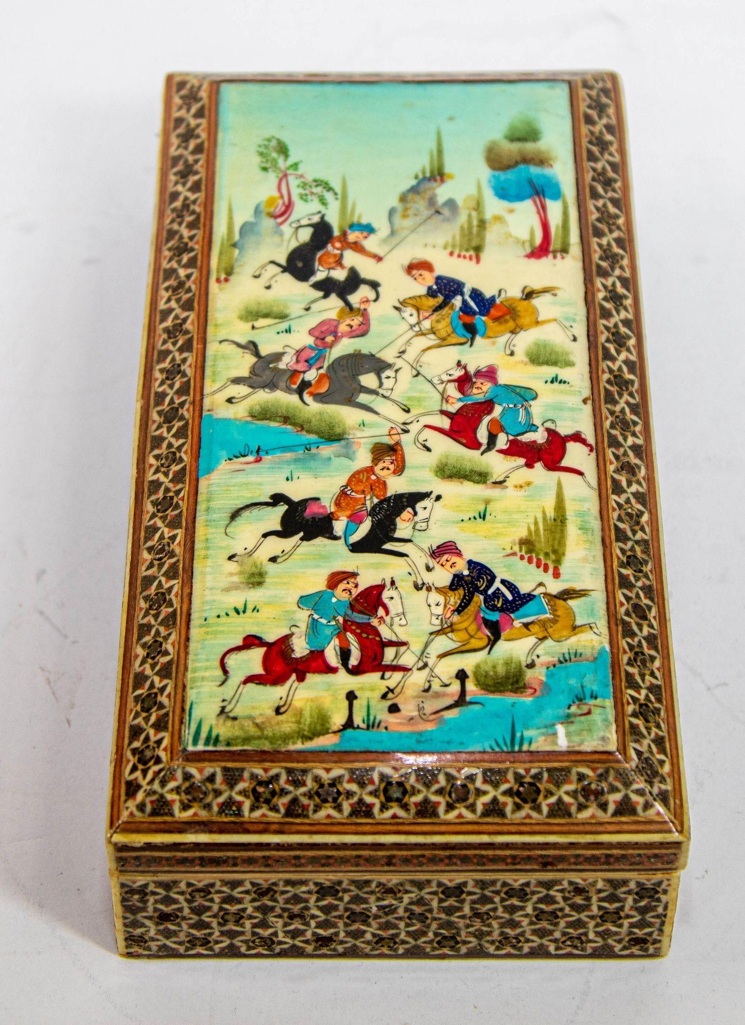 Fine antique large handcrafted vintage marquetry Indo Persian wood inlay micro mosaïque avec miniature scène peinte à la main.
Boîte précieuse ancienne en micro-mosaïque incrustée de motifs géométriques et d'une scène miniature de peinture islamique