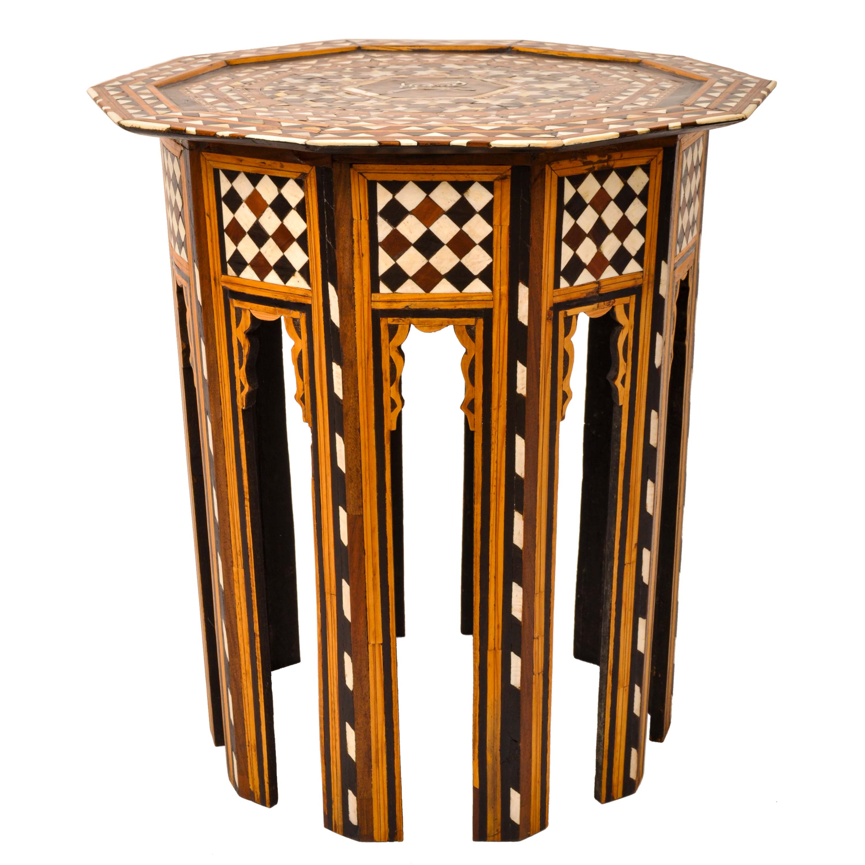 Table/tabouret en noyer marqueté, circa 1880.
La table est dans un état remarquable, le plateau à dix côtés est finement incrusté d'ébène, d'os, de nacre et de bois exotiques. Au centre se trouve un texte coranique incrusté de nacre.
La base