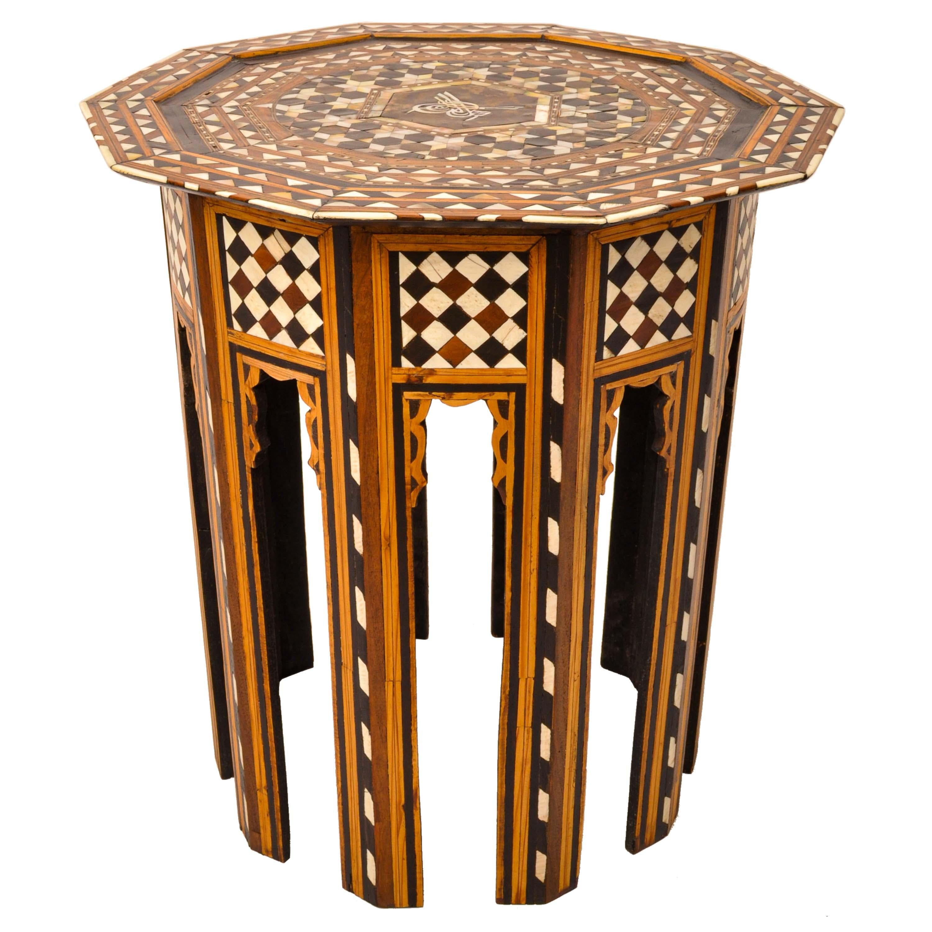 Mauresque Belle table antique mauresque ottomane incrustée syrienne lévantine Tabouret Islamic 1880 en vente