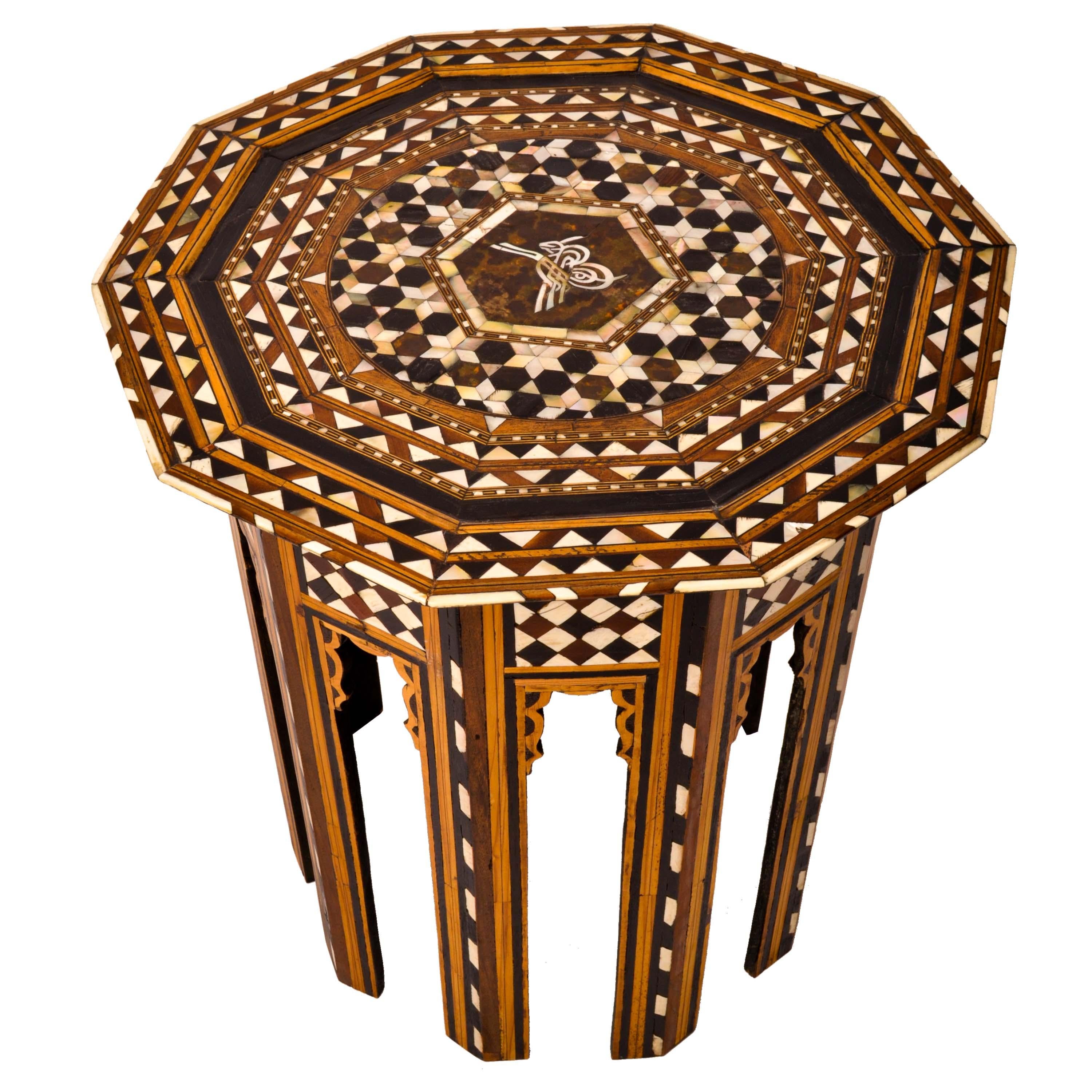 Feiner antiker maurisch-ottomanischer Tisch mit Intarsien aus Syrien, Libanon, Tabouret Islamic 1880 (Maurisch) im Angebot